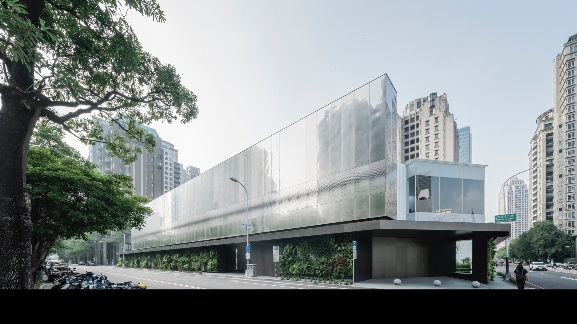147 Work Station: A Rotational Gesture Redefining Urban Showroom Architecture