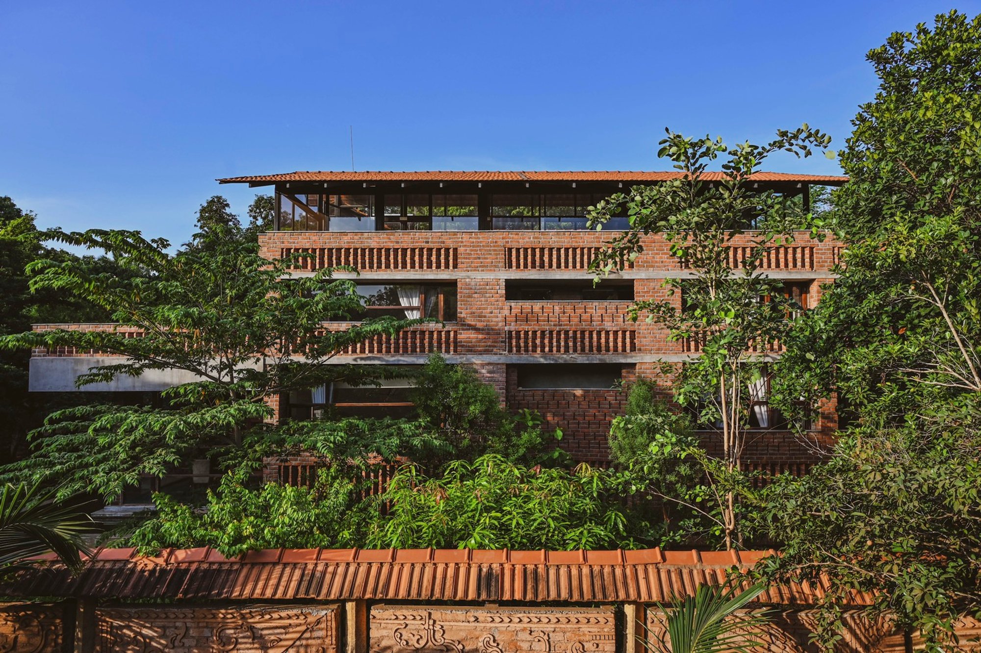 Kalarigram House, Auroville — A Courtyard-Centered Vernacular Residence by Badoloka of Auroville