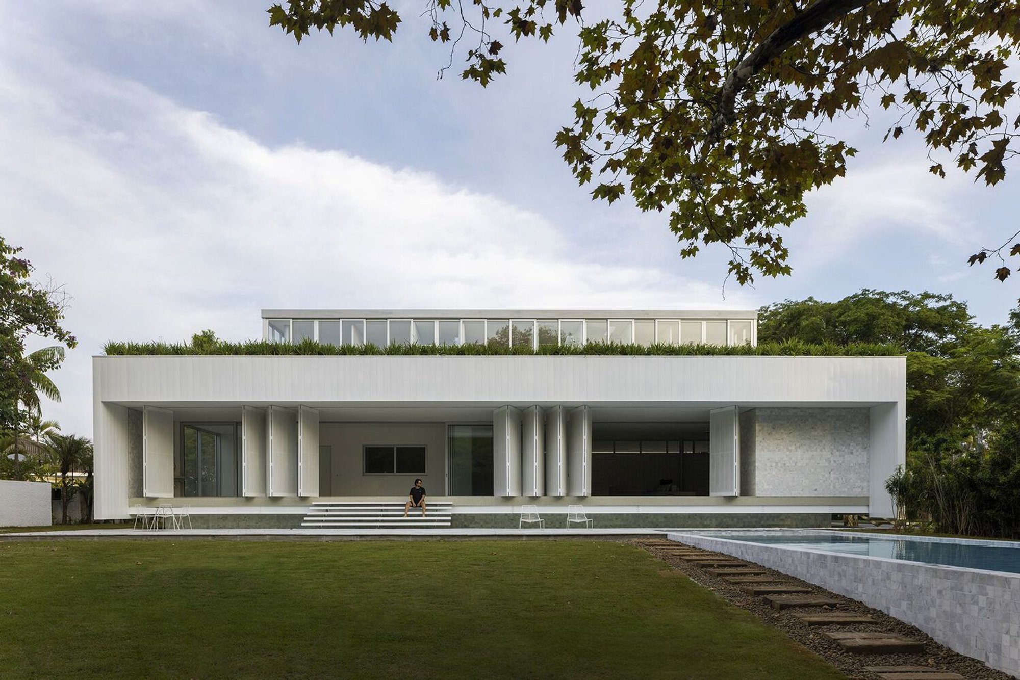 Float House: A Minimalist Residence Suspended Between Lightness and Stability in São Paulo