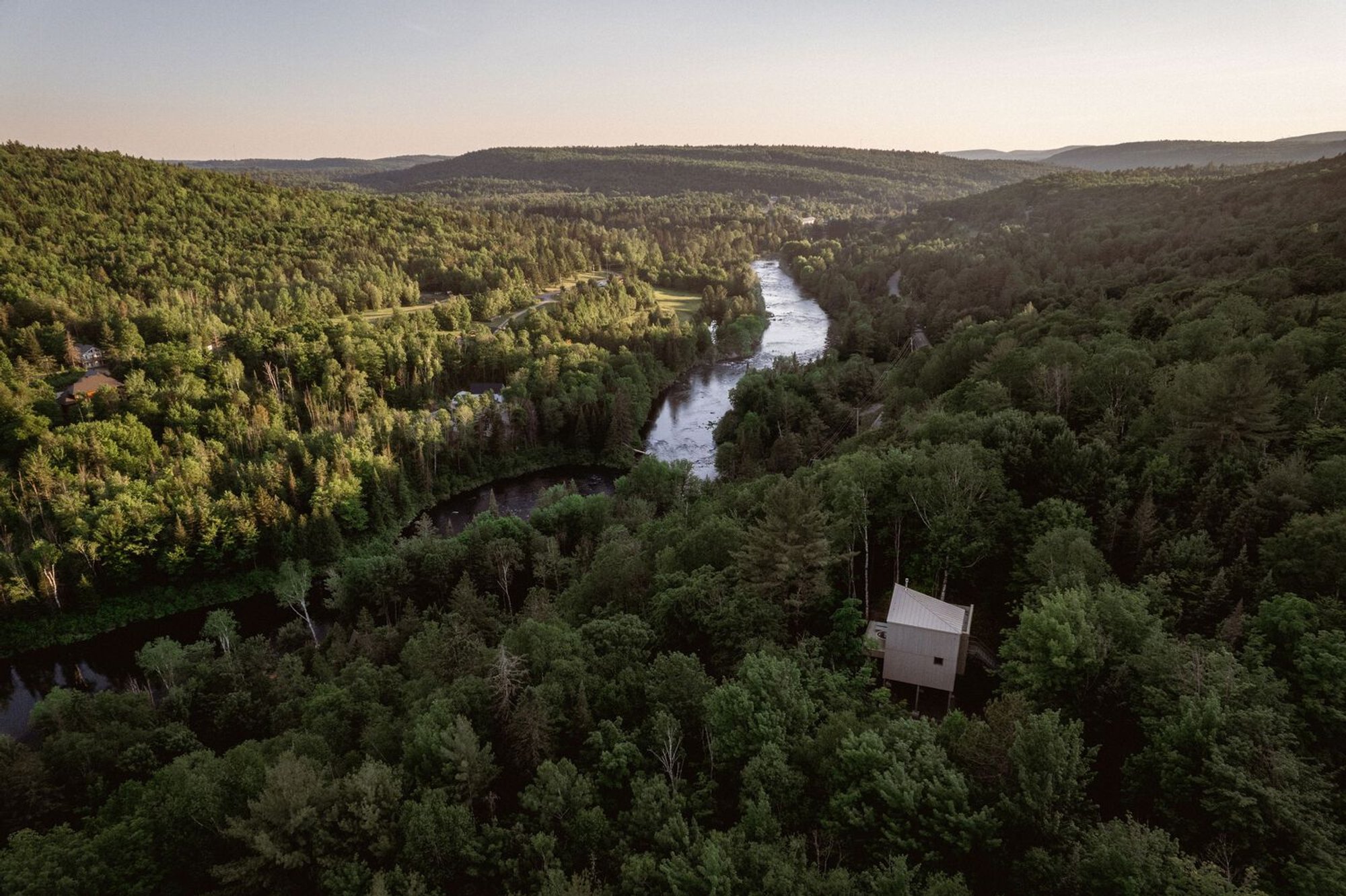 La Cime Chalet by NatureHumaine: A Micro-Chalet Immersed in the Treetops of Sainte-Béatrix
