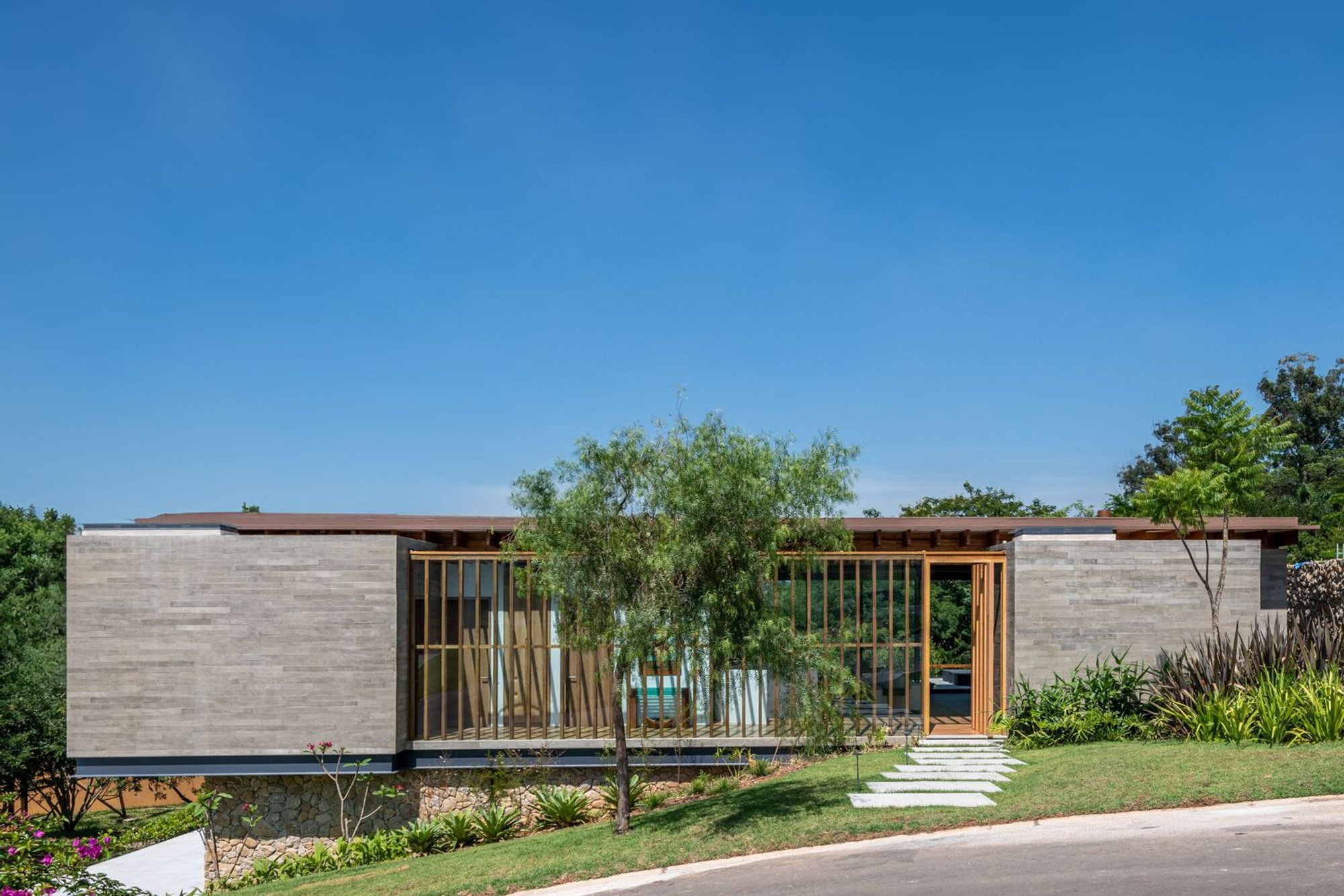 Albatroz House: Contemporary CLT Summer Residence Integrated with Landscape in Brazil