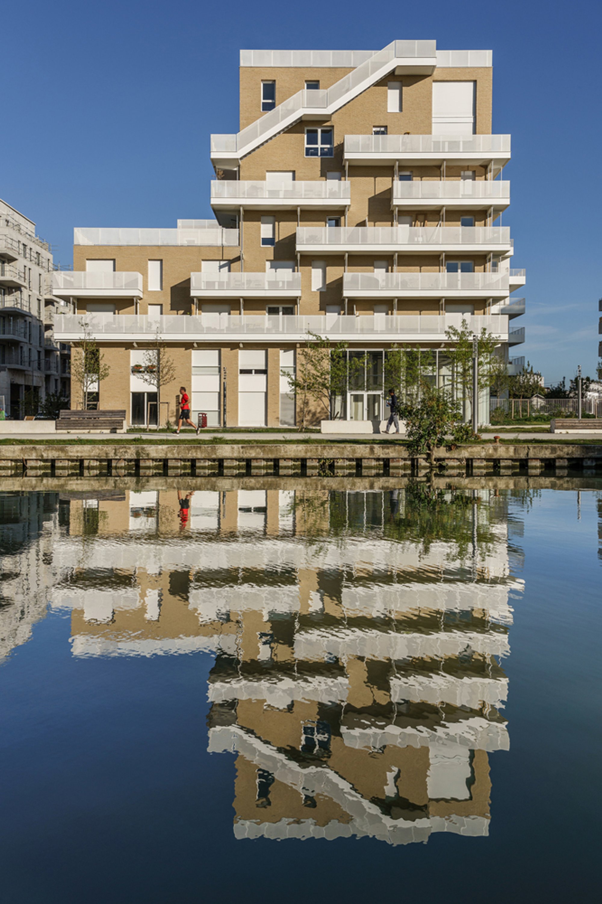 Rives de l'Ourcq Housing: Revitalizing Bondy's Waterfront with Sustainable Urban Design