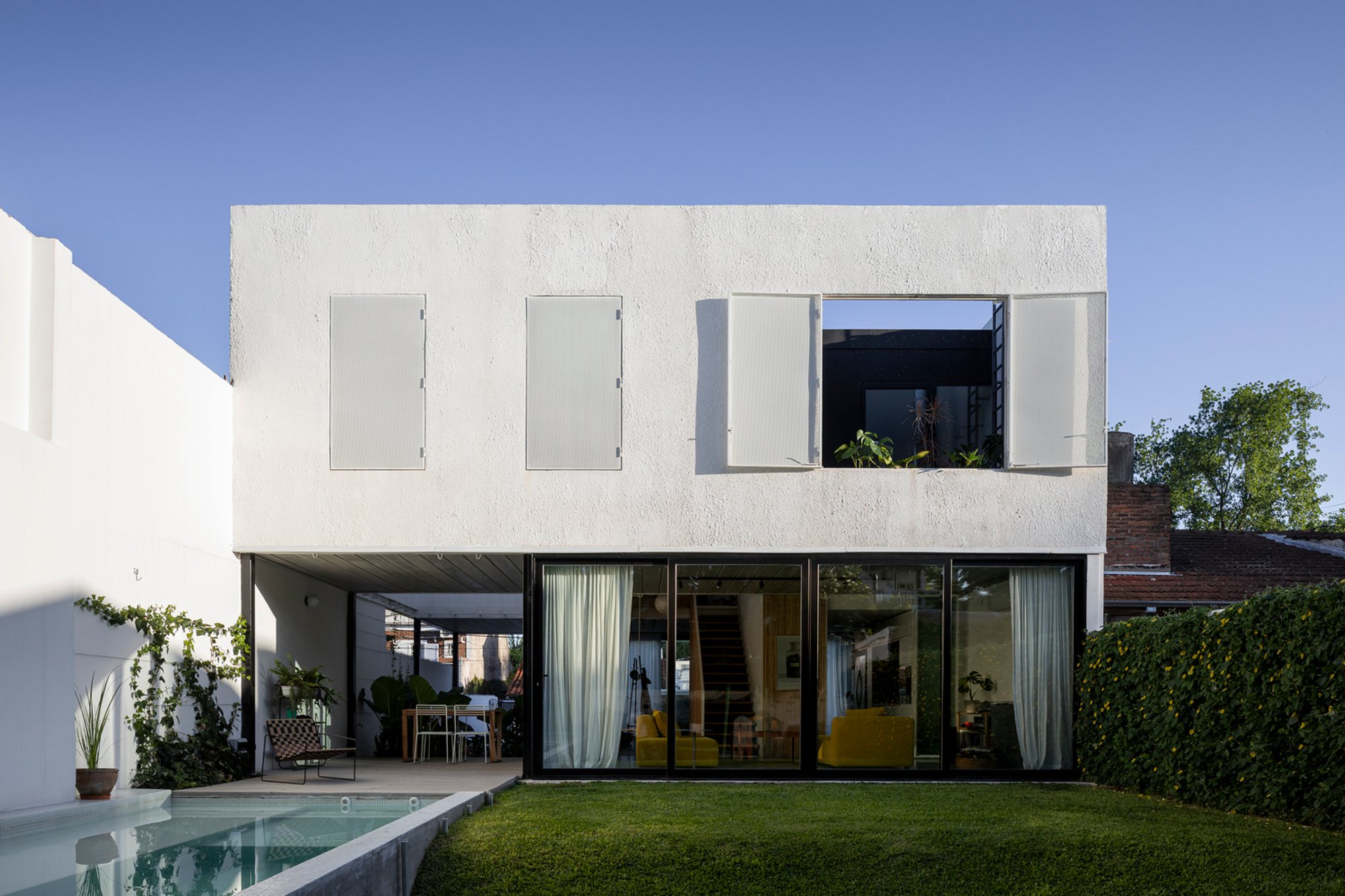 3X3 House by IR Arquitectura: Innovative Residential Design in San Isidro, Argentina