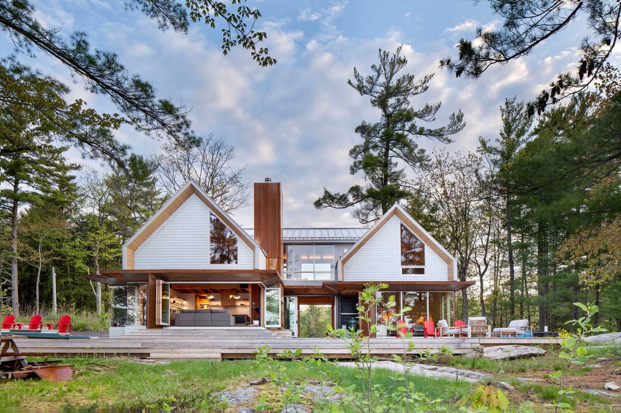 Six Mile Lake Cottage by BLDG Workshop: A Contemporary Lakeside Retreat in Georgian Bay