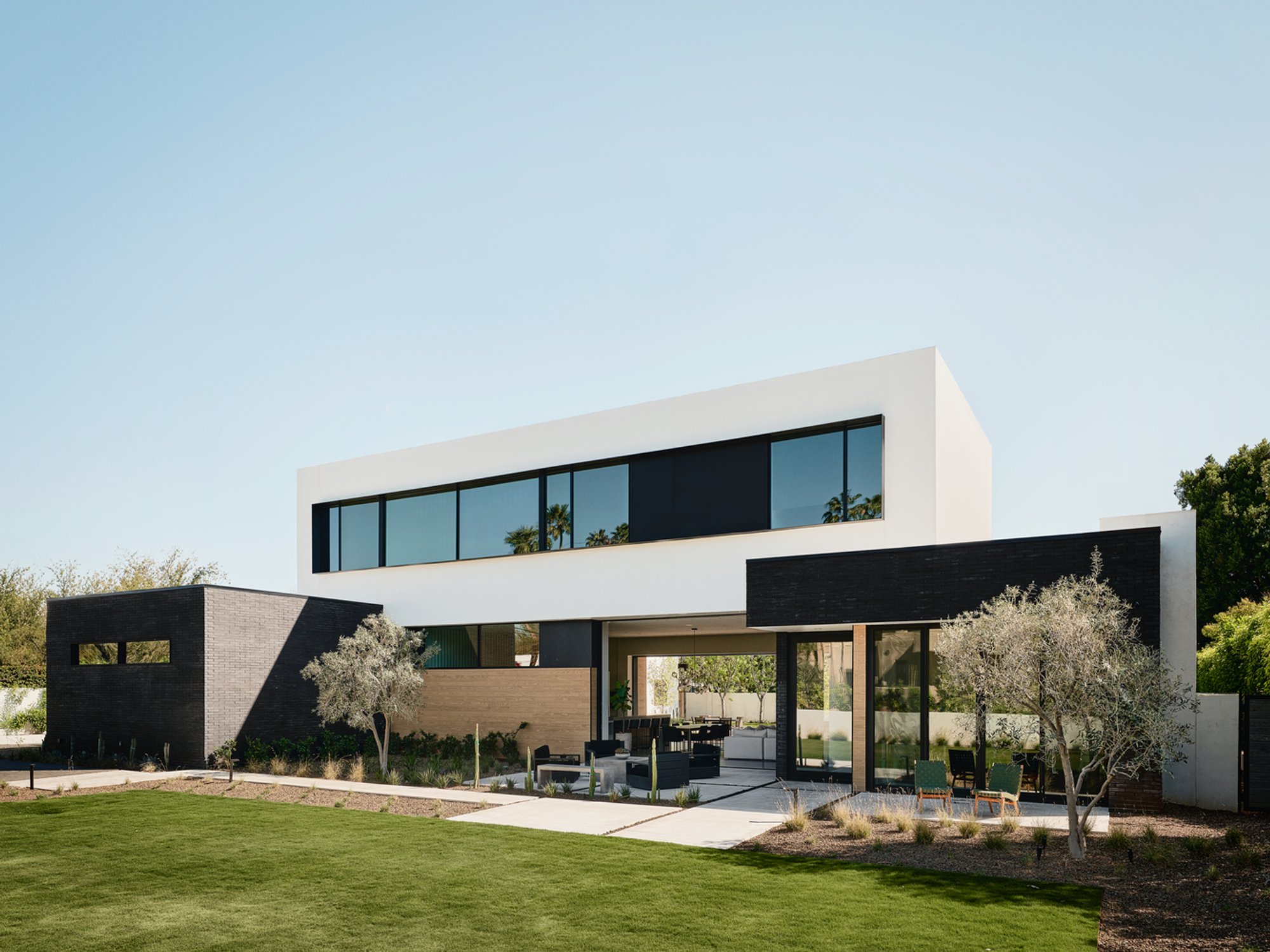 Charmed House: A Modern Multigenerational Family Home in Phoenix
