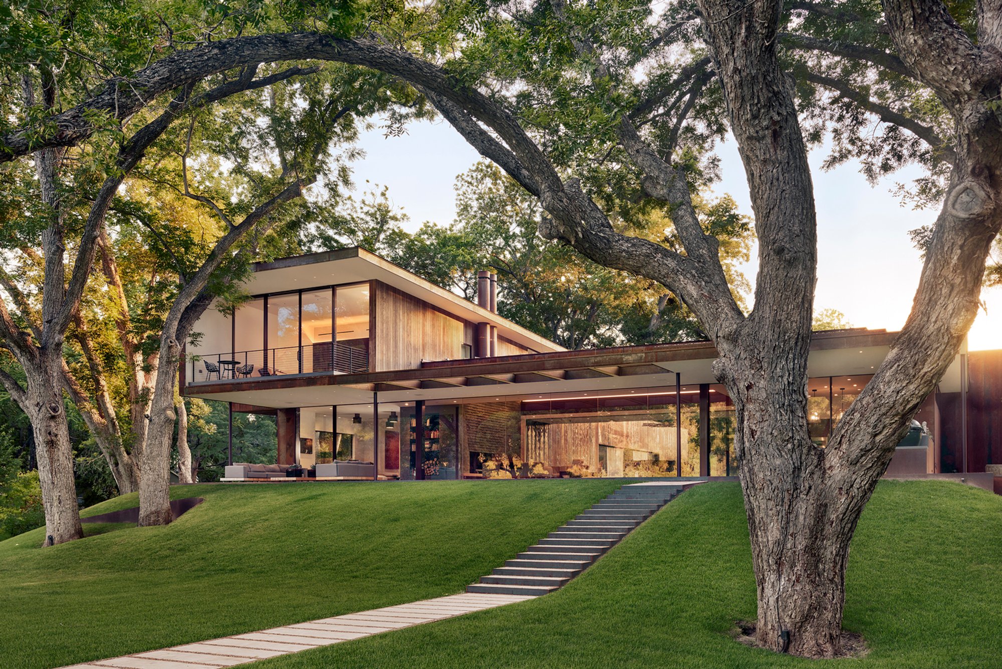 River Hills Residence by Miró Rivera Architects: Lakeside Luxury in Austin
