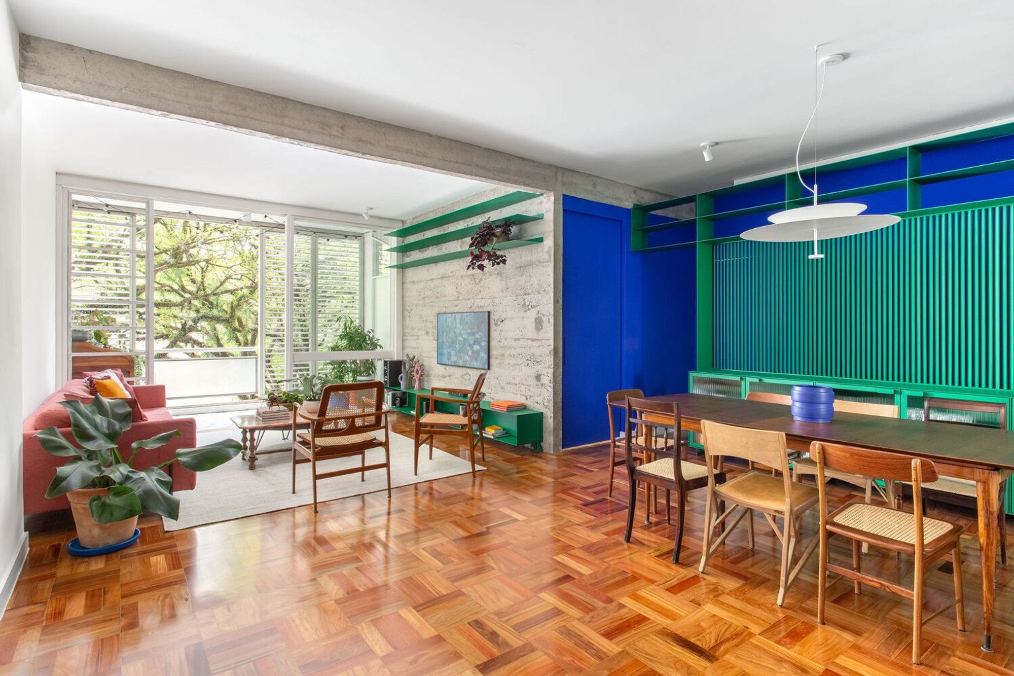 "Lausanne Apartment: Vibrant Residential Interiors by Mana Arquitetura and Cru Estudio de Criação"