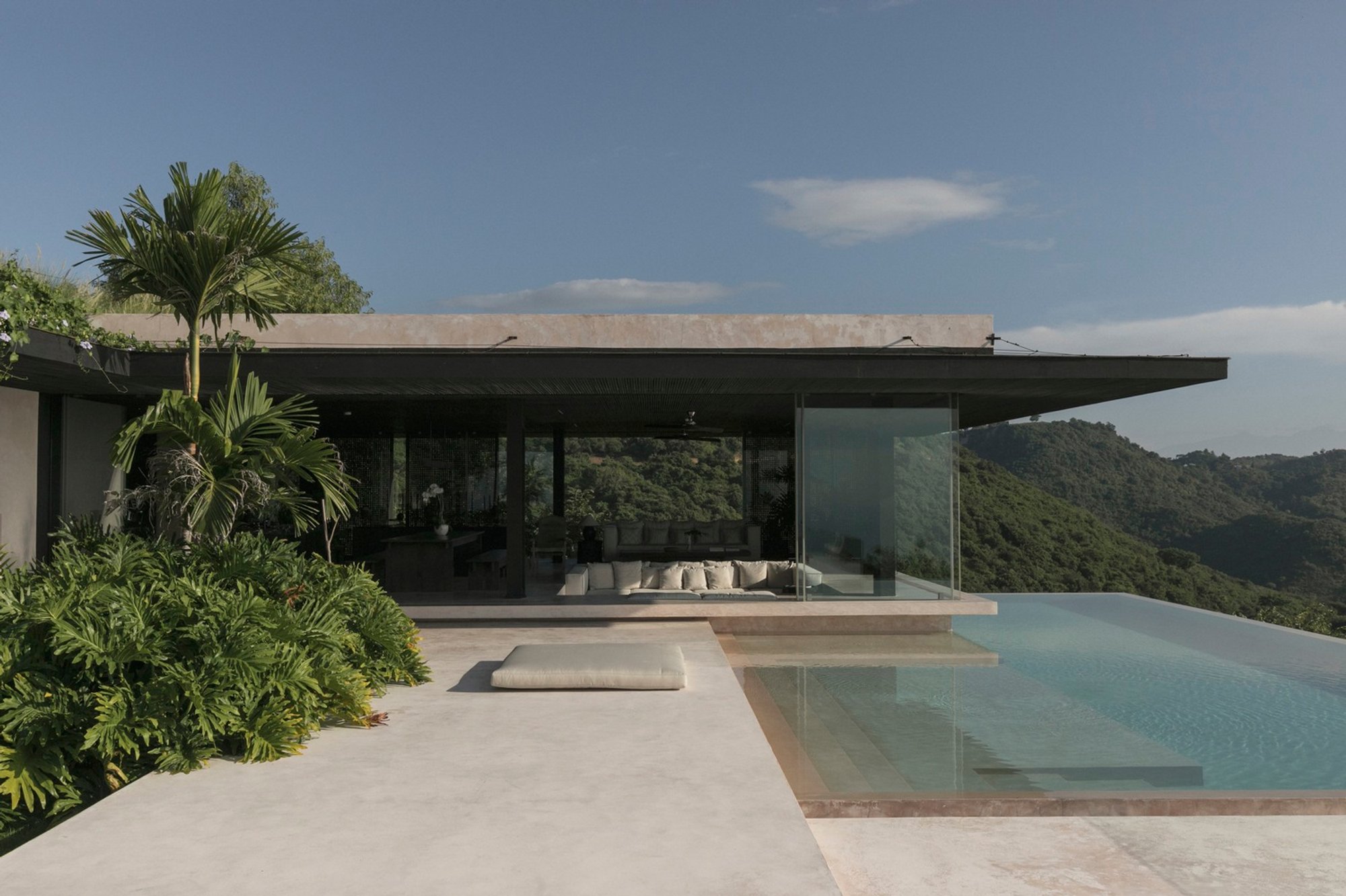 Villa V – Contemporary Coastal Luxury by Atelier Alejandro Borrego