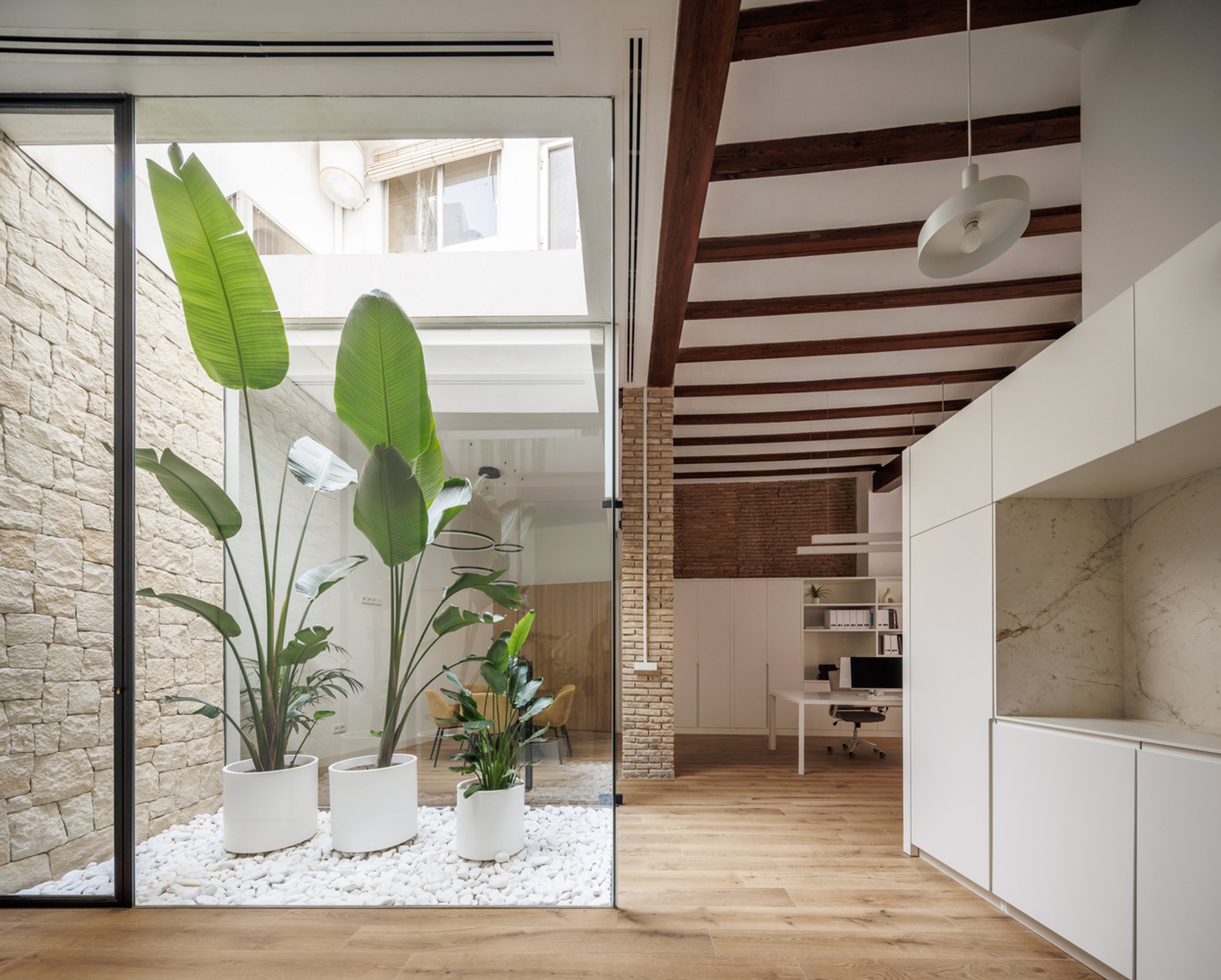 ESPAI HB Office: HB Estudi d’Arquitectura: Transforming an Industrial Warehouse into a Bright, Contemporary Workspace