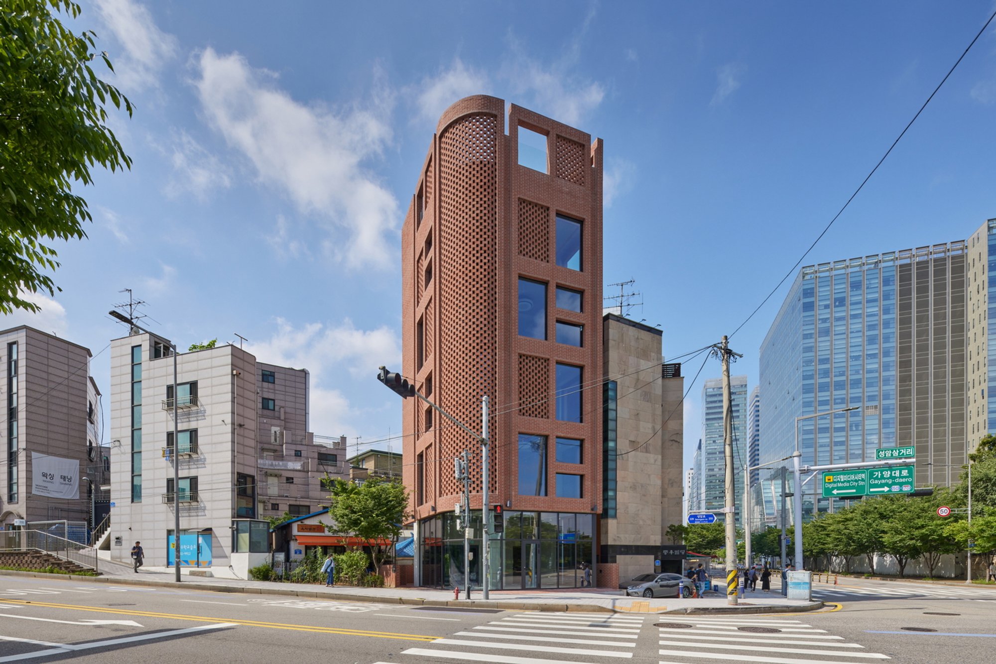 DADAM Commercial and Office Building: A Modern Architectural Landmark in Mapo-gu, South Korea