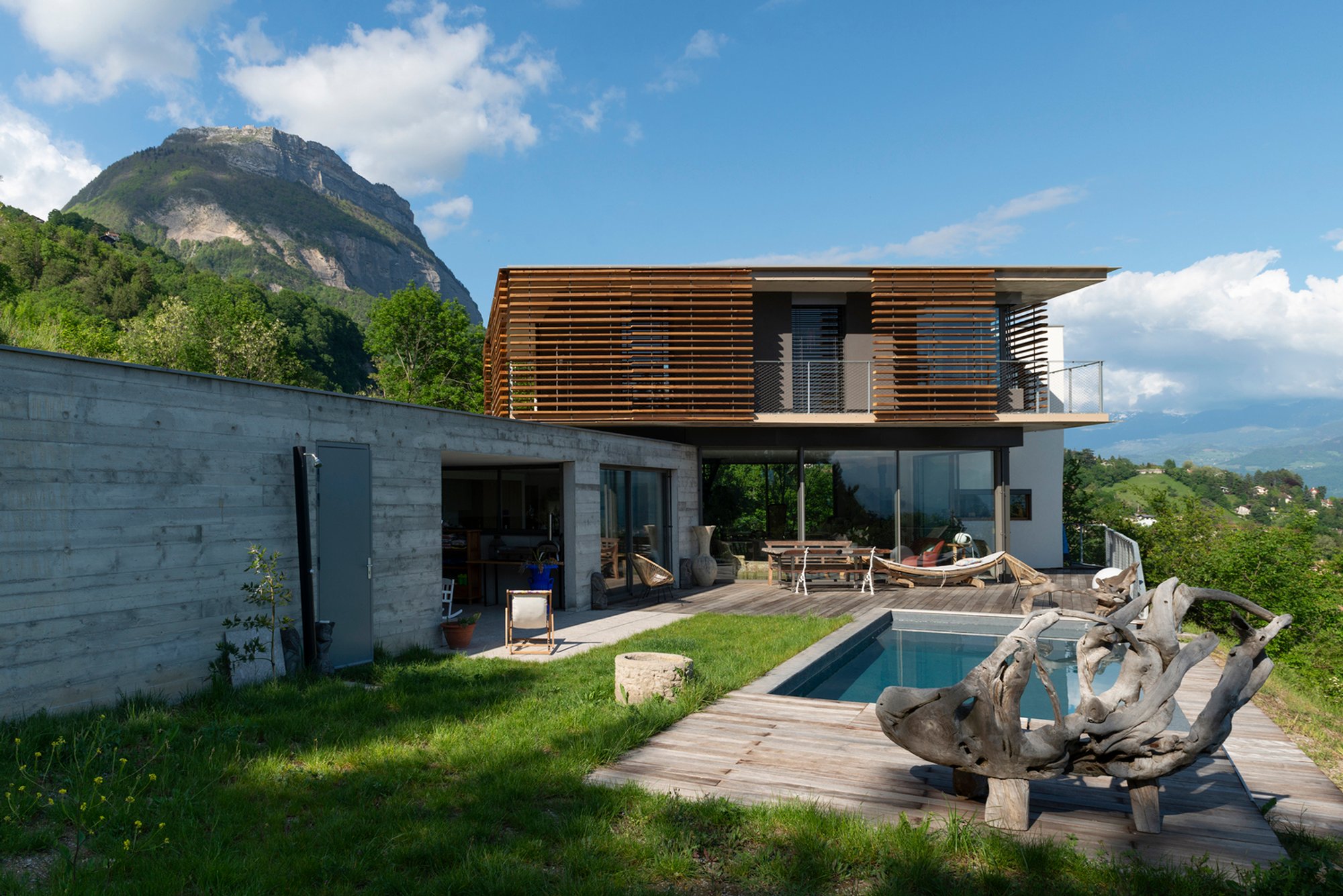 Bioclimatic Contemporary House in Grenoble by INDY ARCHITECTES: Sustainable Living with Panoramic Mountain Views