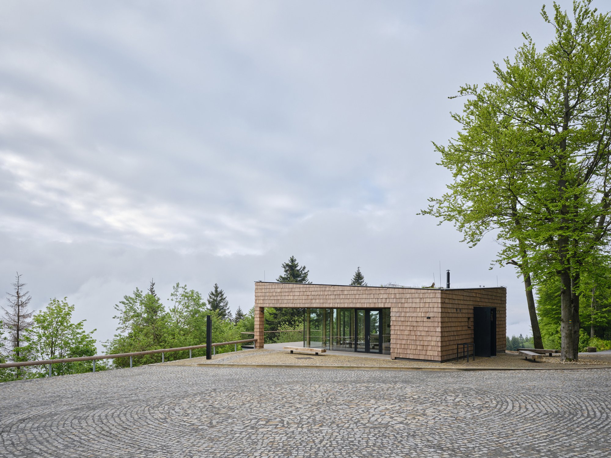 Pustevny Gateway Center by henkai architekti: A Modern Mountain Entry Experience in Czechia