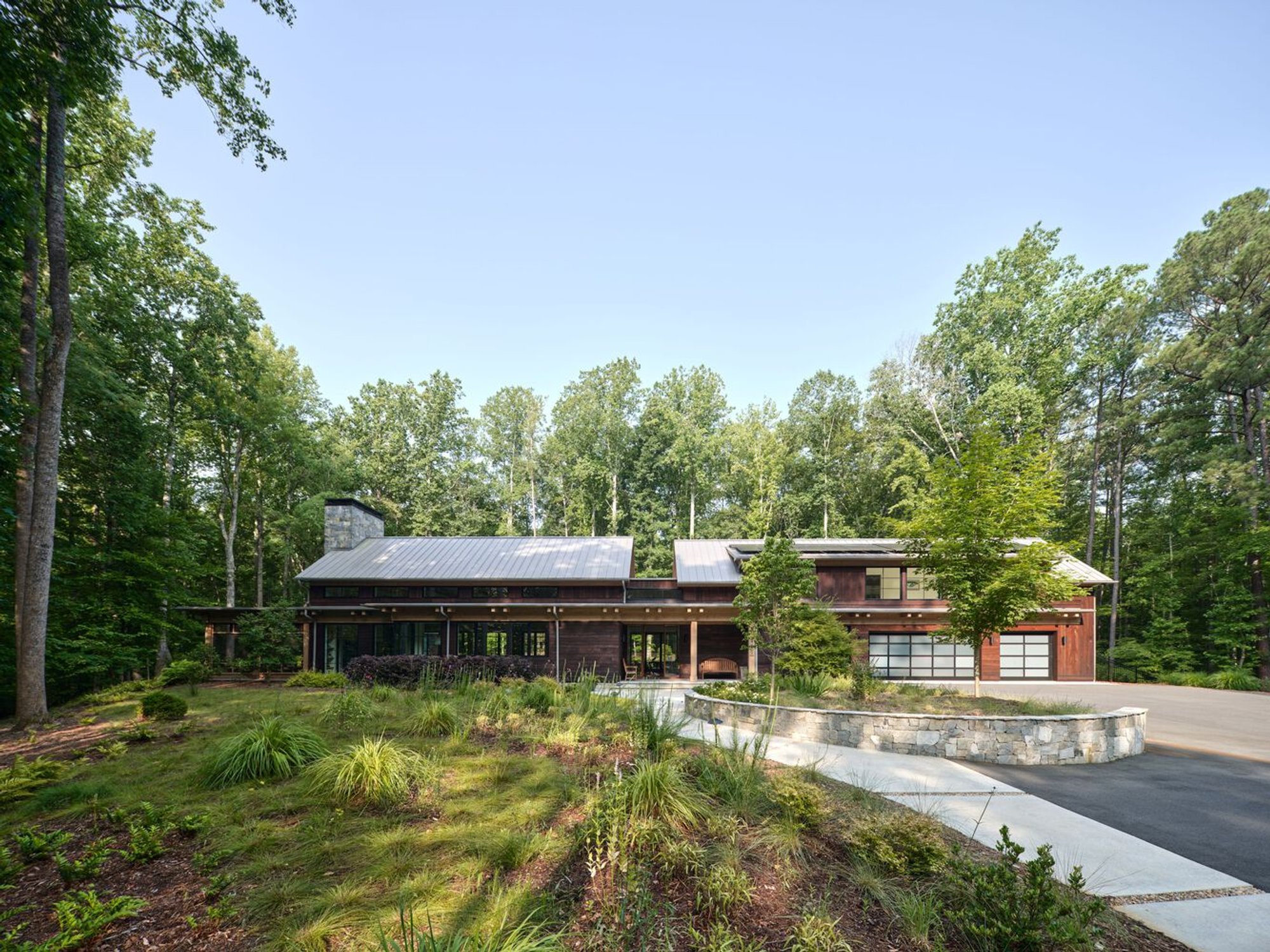 Duke Forest Home: A Harmonious Blend of Nature and Modern Residential Design