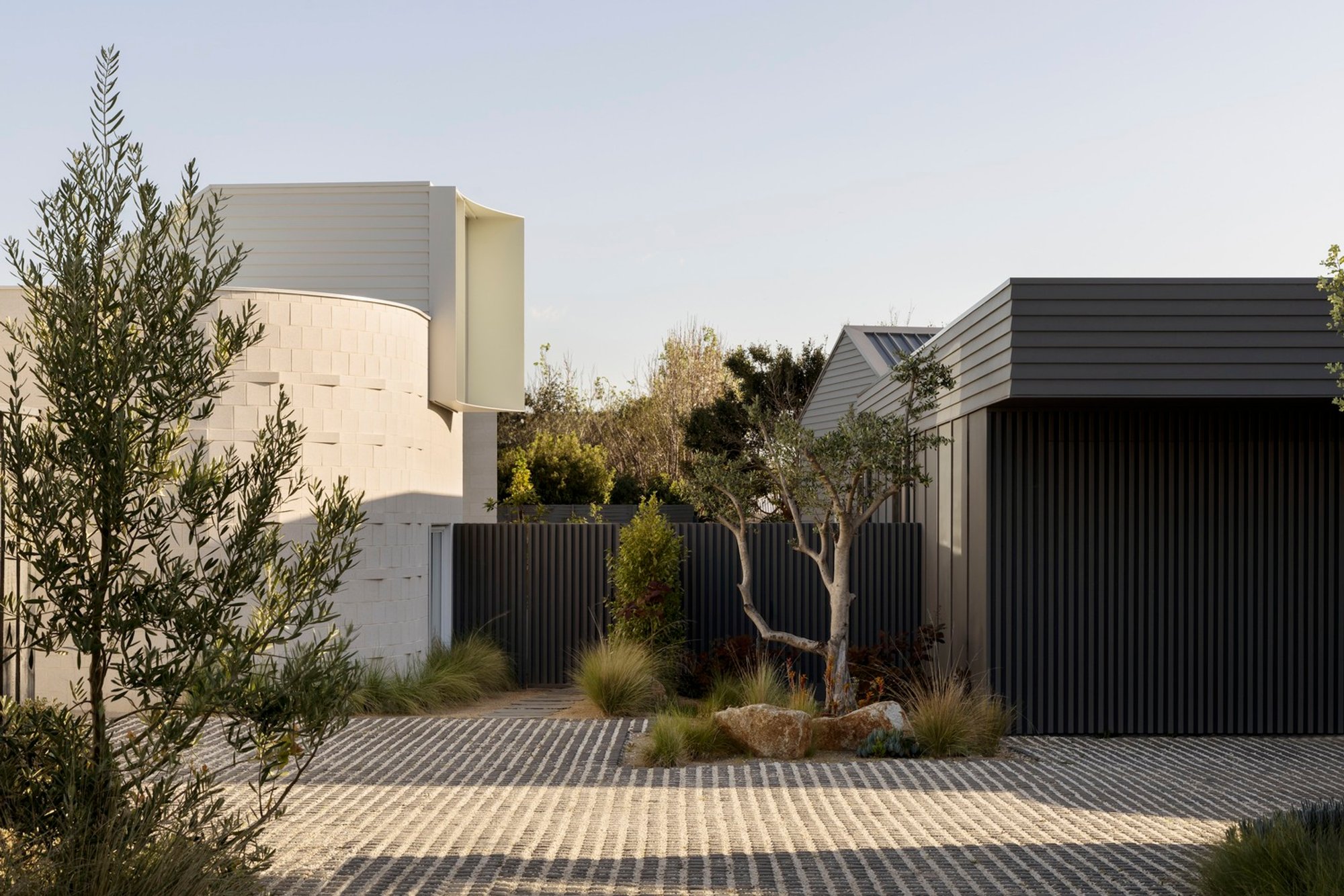 Robin House by Wolveridge Architects: A Sophisticated Coastal Speculative Home in Mount Martha