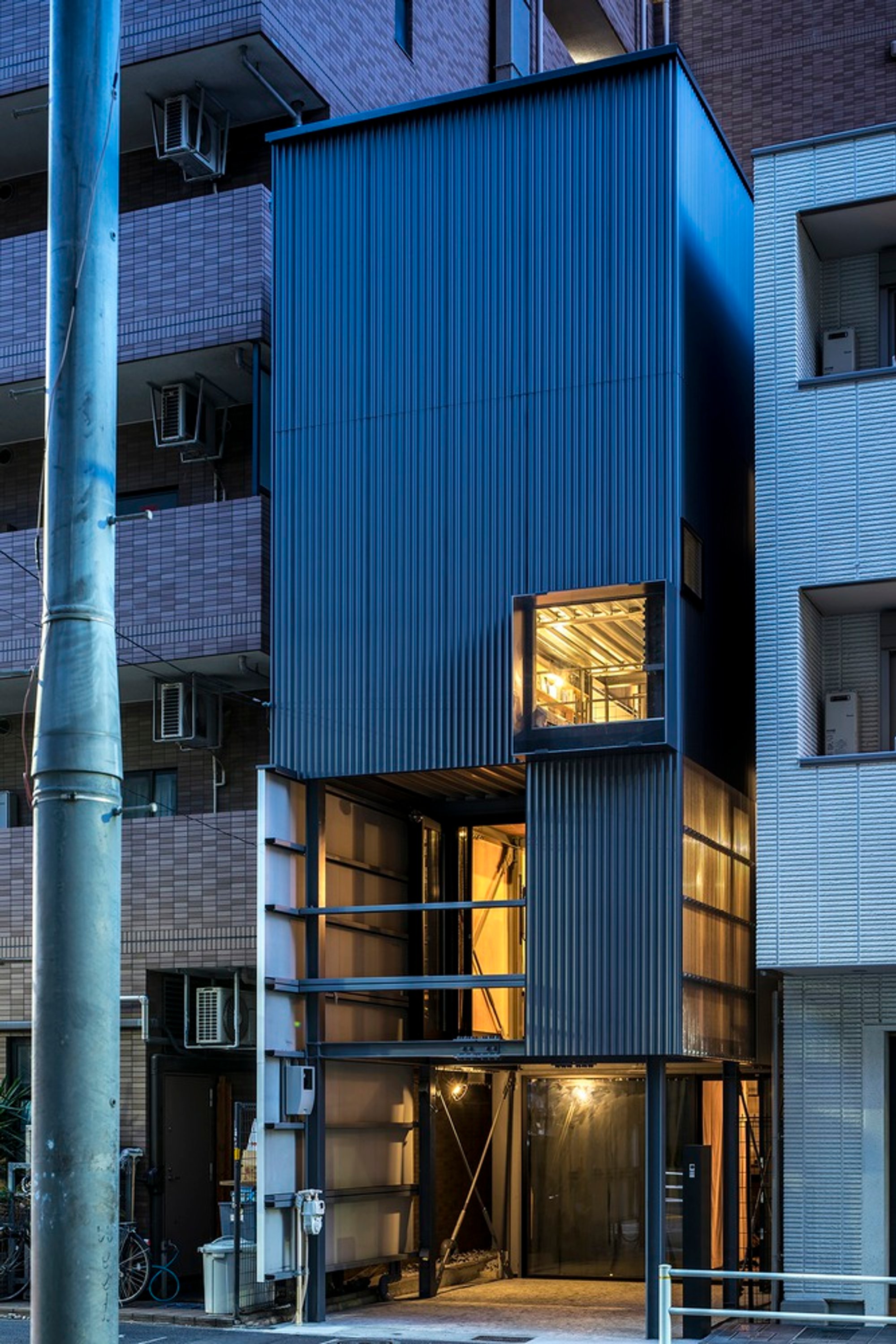 House “irfn” in Chuo City – A Compact Steel Residence by Daisuke Yamashita Architects