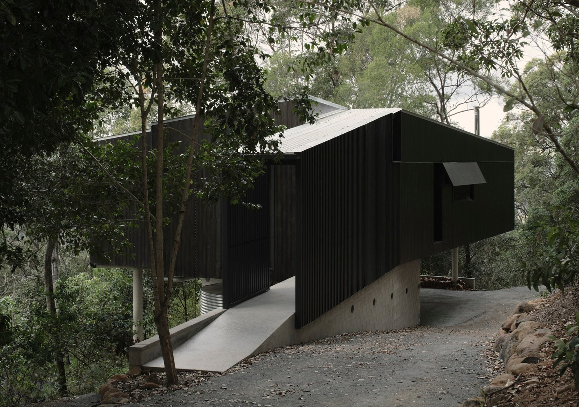 Tallowwood Cabin: A Bushfire-Resilient Secondary Dwelling in the Australian Bush