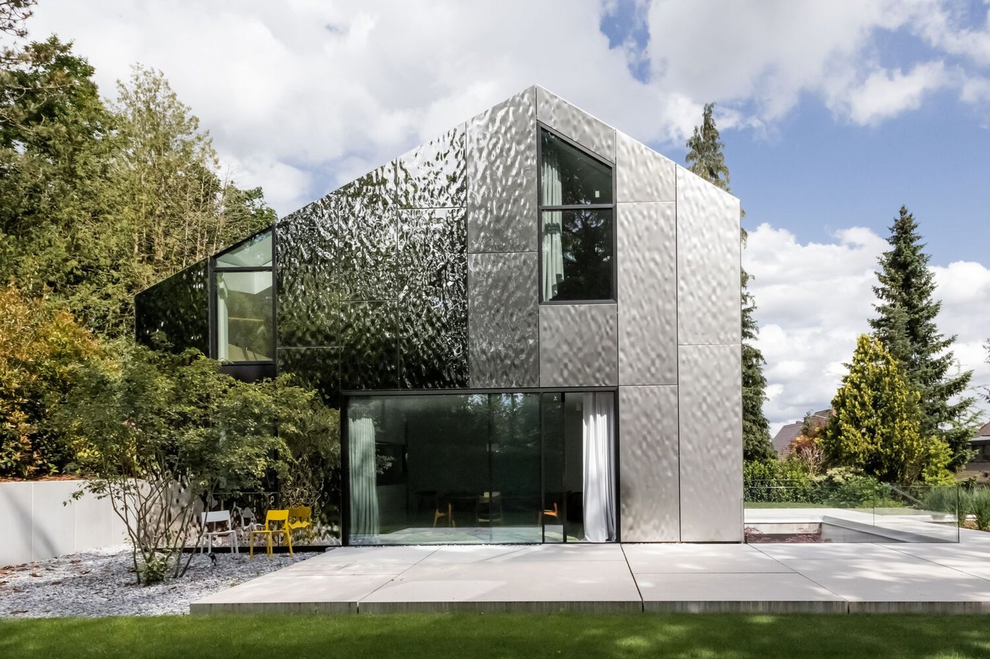 House 10 x 10 by Titus Bernhard Architekten: A Sculptural Timber Home Wrapped in Stainless Steel