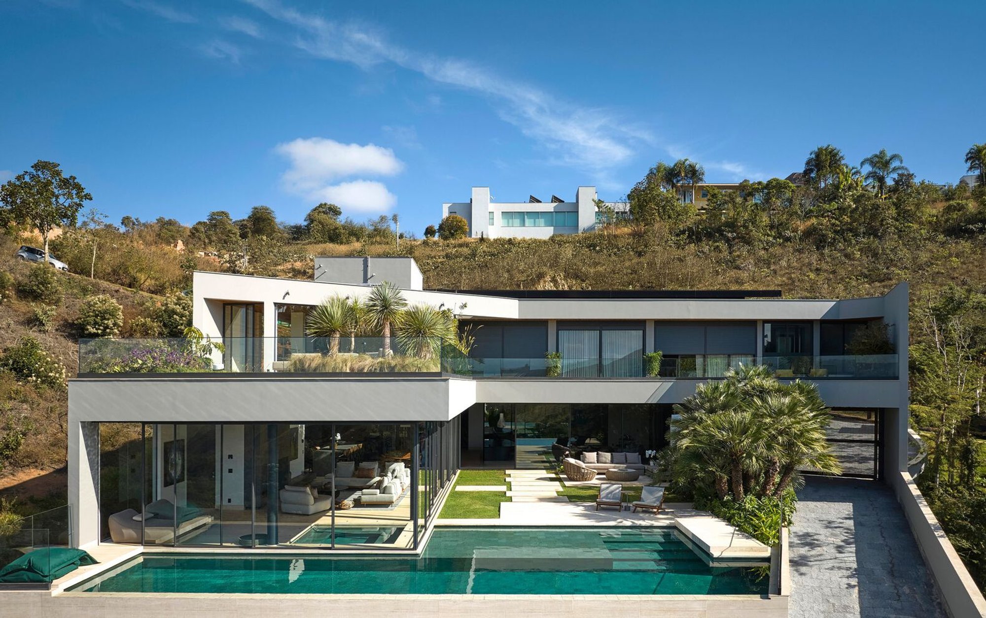 TA Residence by Anastasia Arquitetos: A Contemporary Hillside House Integrated with Brazil’s Rugged Terrain