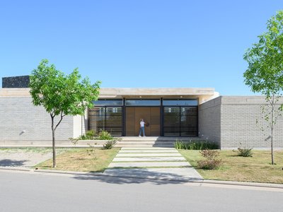 LVP House by FLV Arquitectura: A Contemporary Concrete Residence in Córdoba