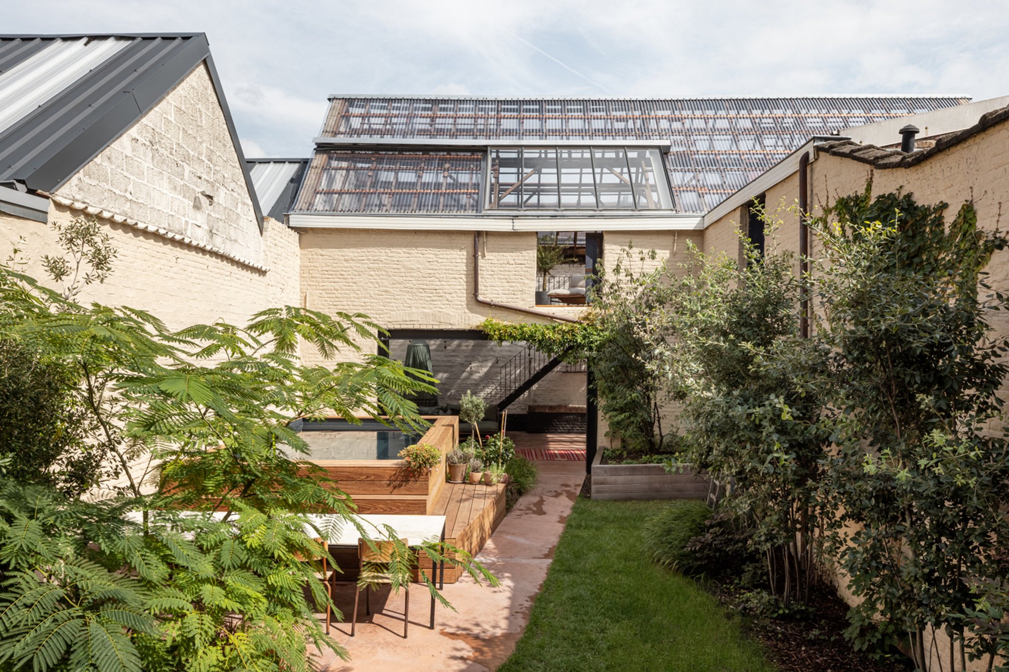 From Stable to Modern Family Home: Miel & Eline House by atelier vens vanbelle