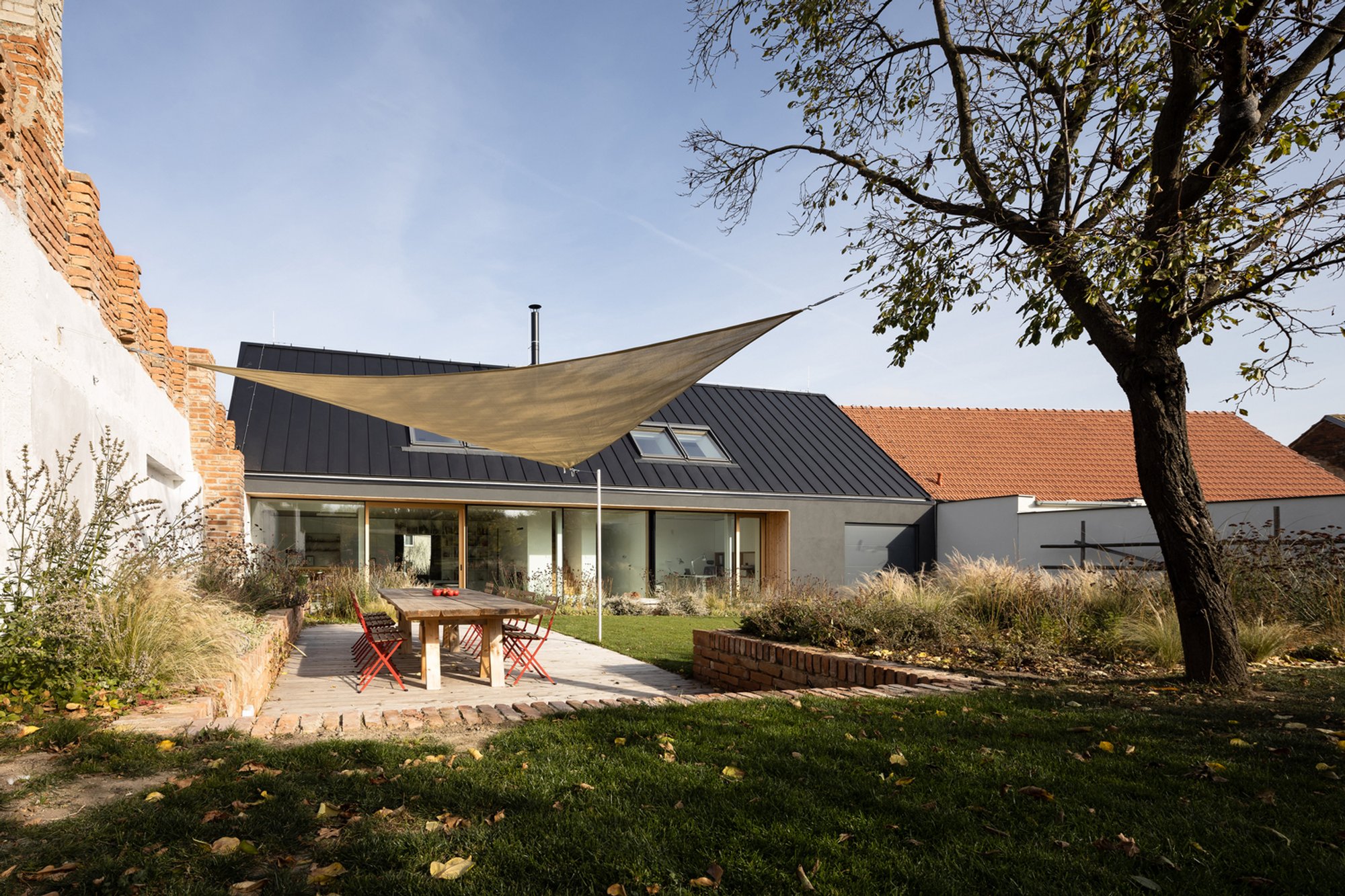 Family House Polánka by CL3 Studio: A Bold Minimalist Residence Rooted in Context