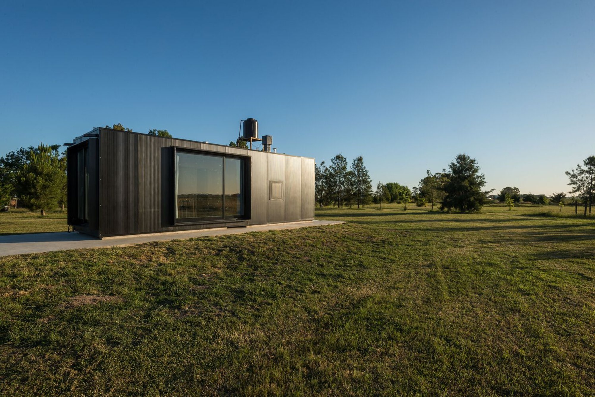 Shelter House in La Plata by BILBAO | LOPEZ: A Compact Prefabricated Retreat in the Argentine Pampas