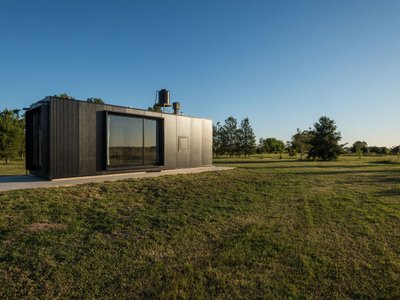 Shelter House in La Plata by BILBAO | LOPEZ: A Compact Prefabricated Retreat in the Argentine Pampas