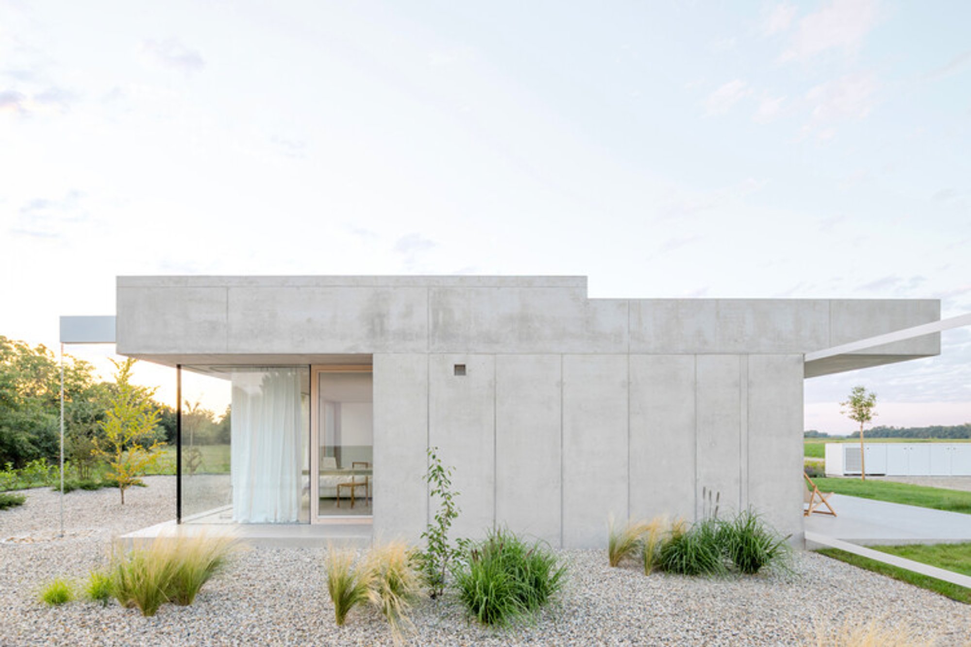 Edge Pavilion House: A Minimal Concrete Framework Opening Living to the Landscape