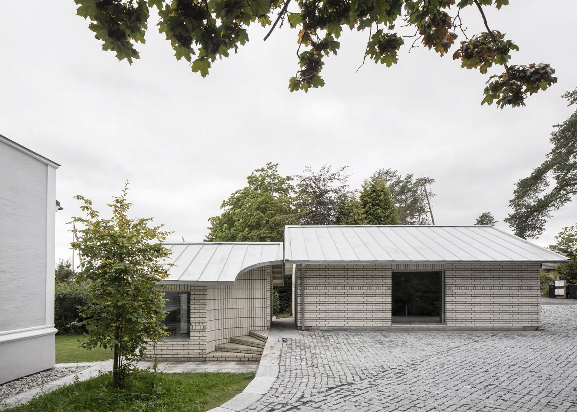 Writer’s Studio and Garage by Vatn Architecture: Contemporary Suburban Design in Oslo