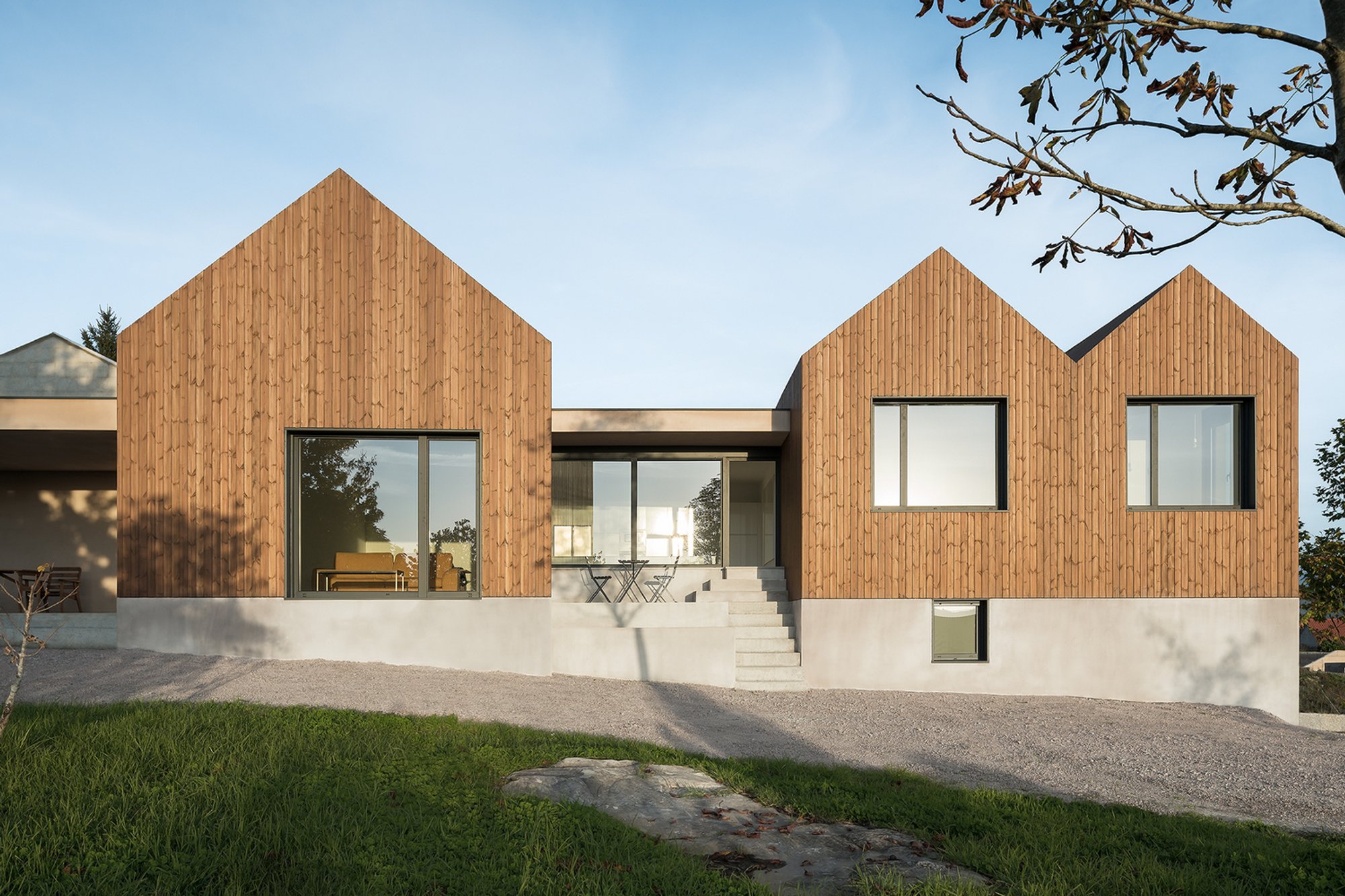 Teacher’s House by Arqxé Arquitectura: Harmonizing Memory, Tradition, and Contemporary Design