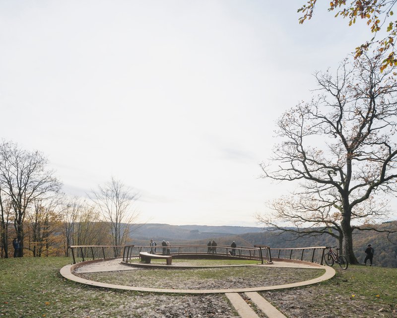 Symmetrical wide view of the loop with visitors gathered along its rim
