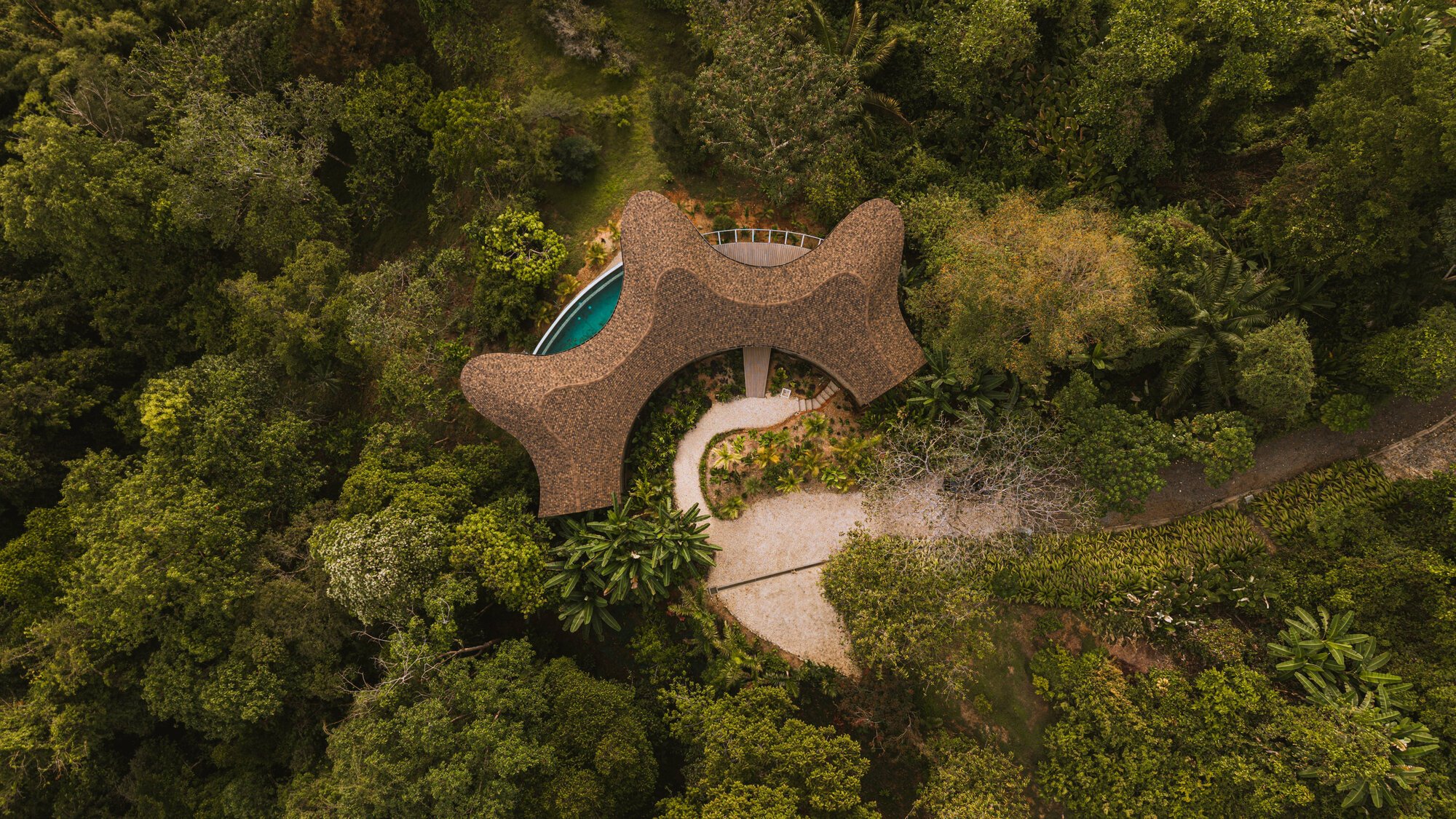 Ojo de Nila: A Sculpted Jungle House in Costa Rica