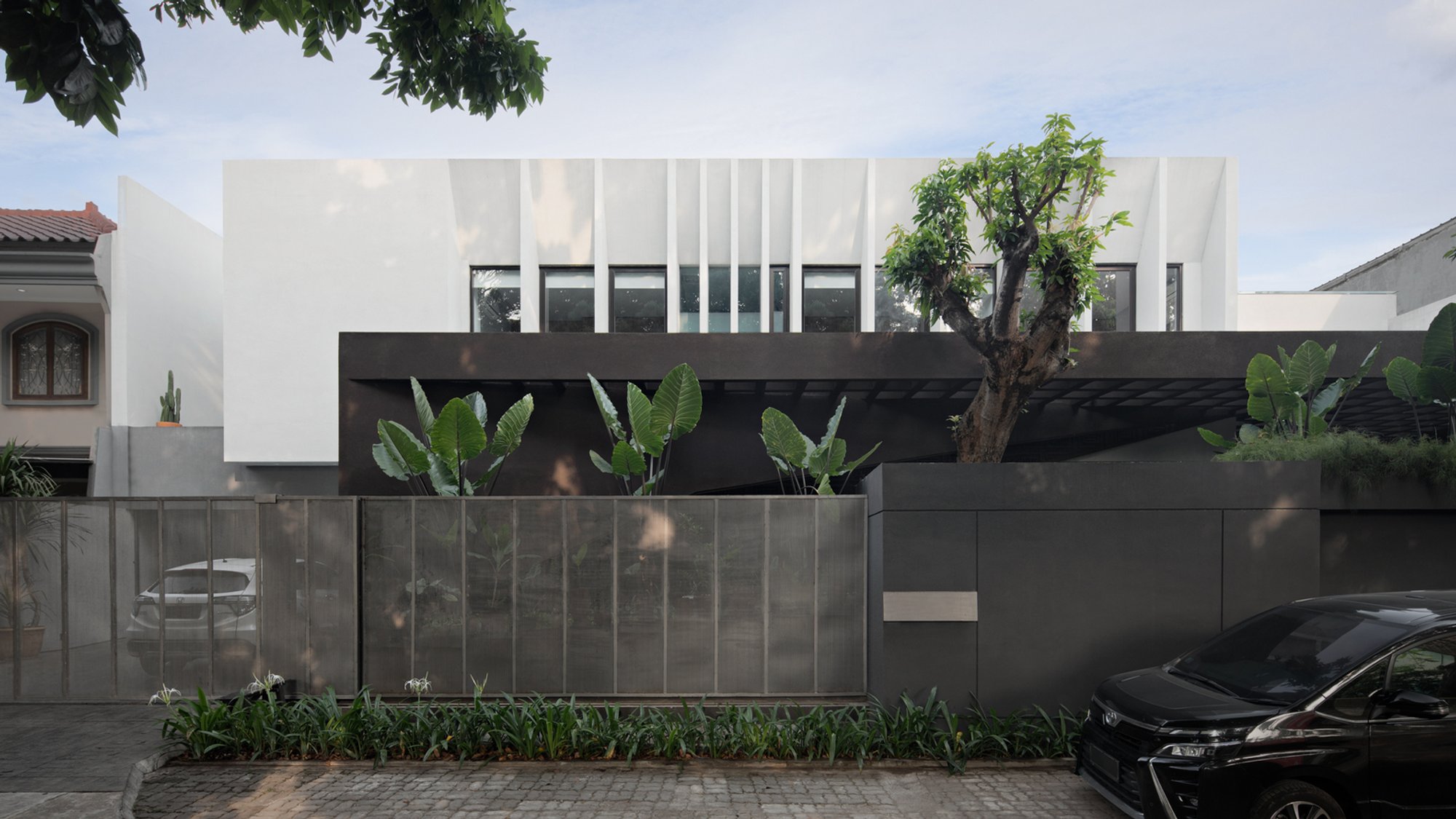 Rumah RifBagus House: A Modern Tropical Family Sanctuary in East Jakarta