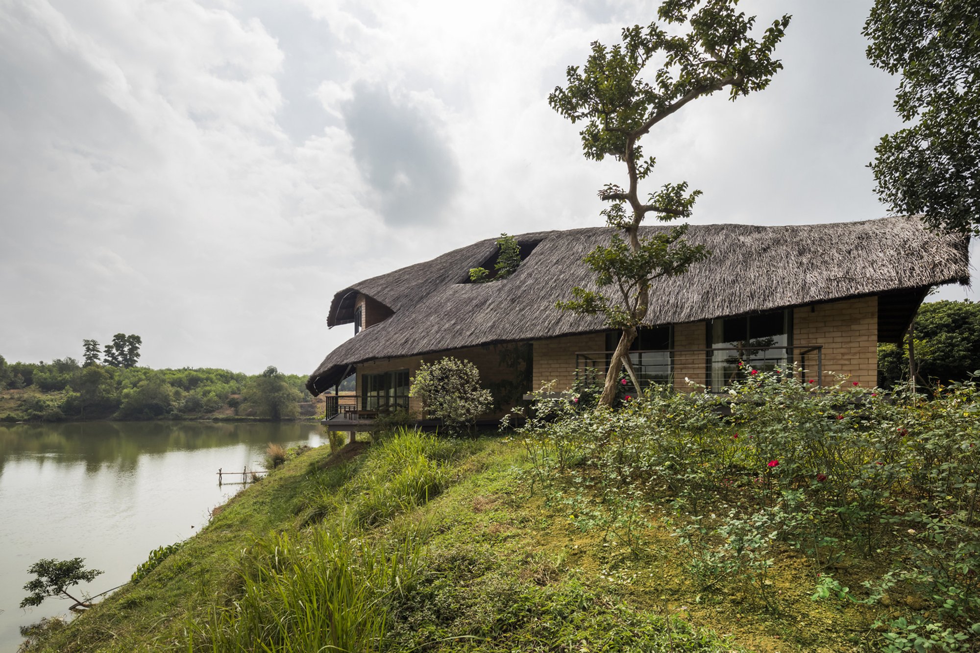 1+1>2 Architects Scatter Adobe Pavilions Among 38 Jackfruit Trees to Build a Vietnamese Rural Resort