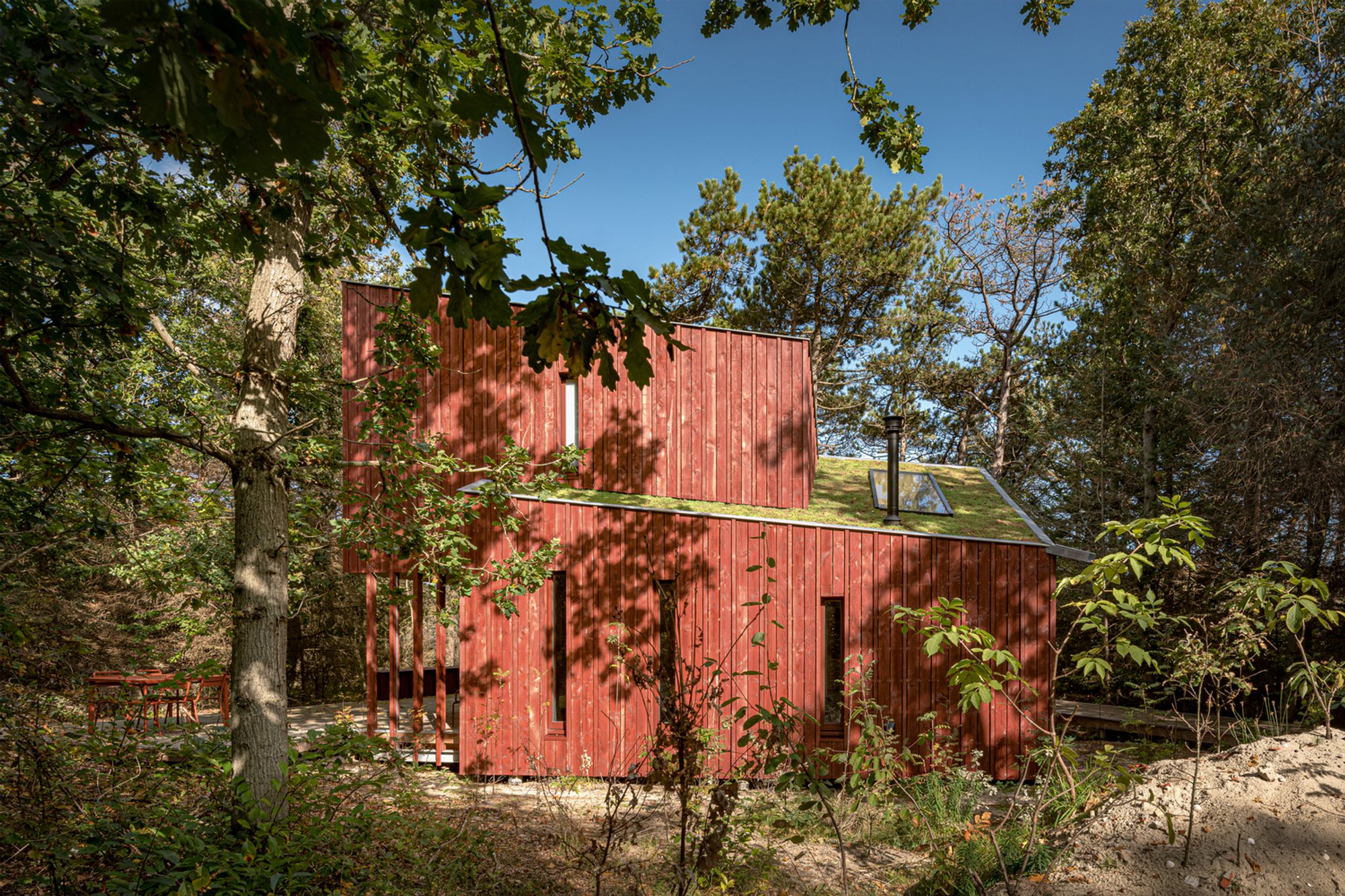 Refuge Forest Cabin Vlieland: A Contemporary Woodland Retreat by Studio Brandvries