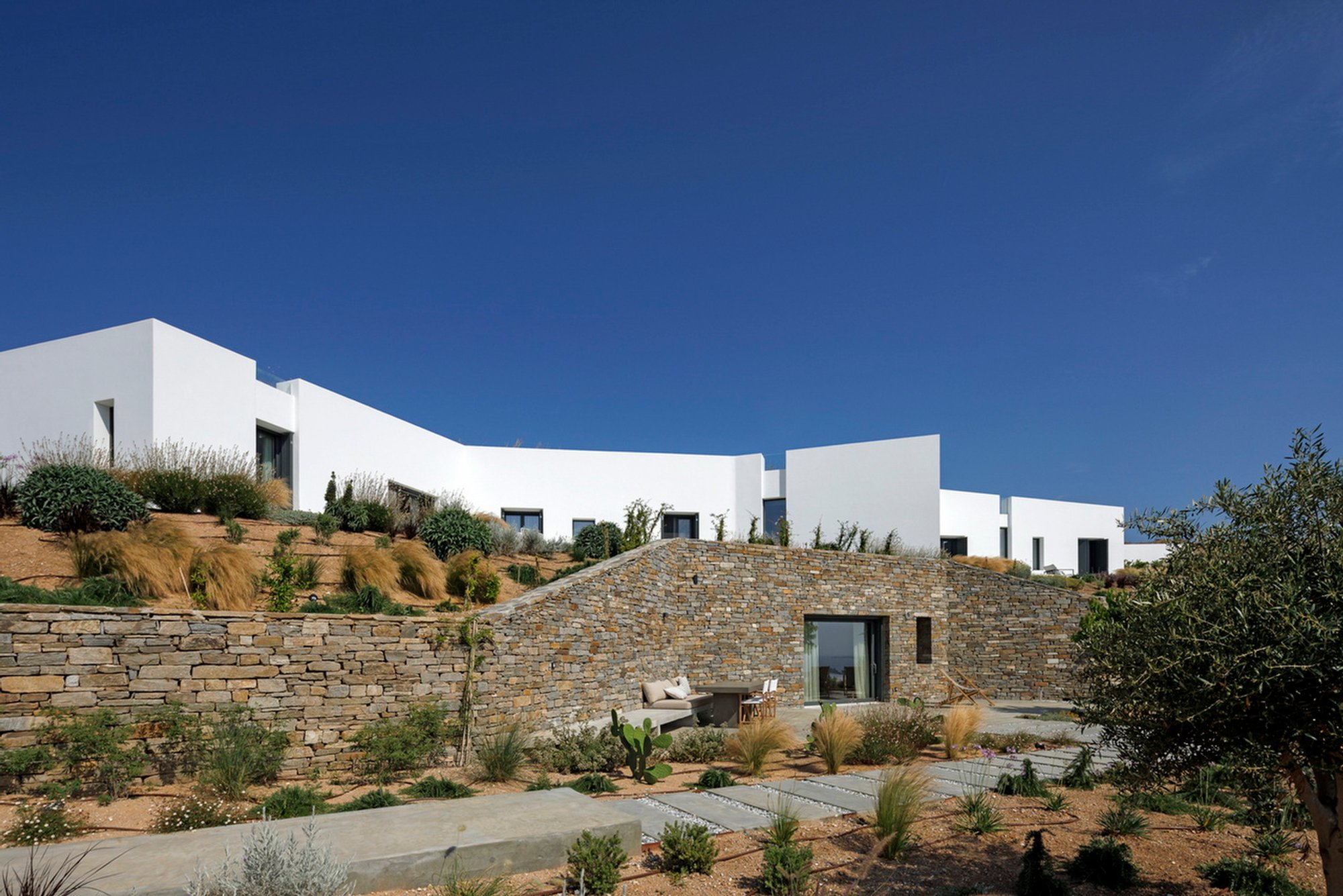 RizA ii House by React Architects: Modern Cycladic Living in Krotiri, Greece