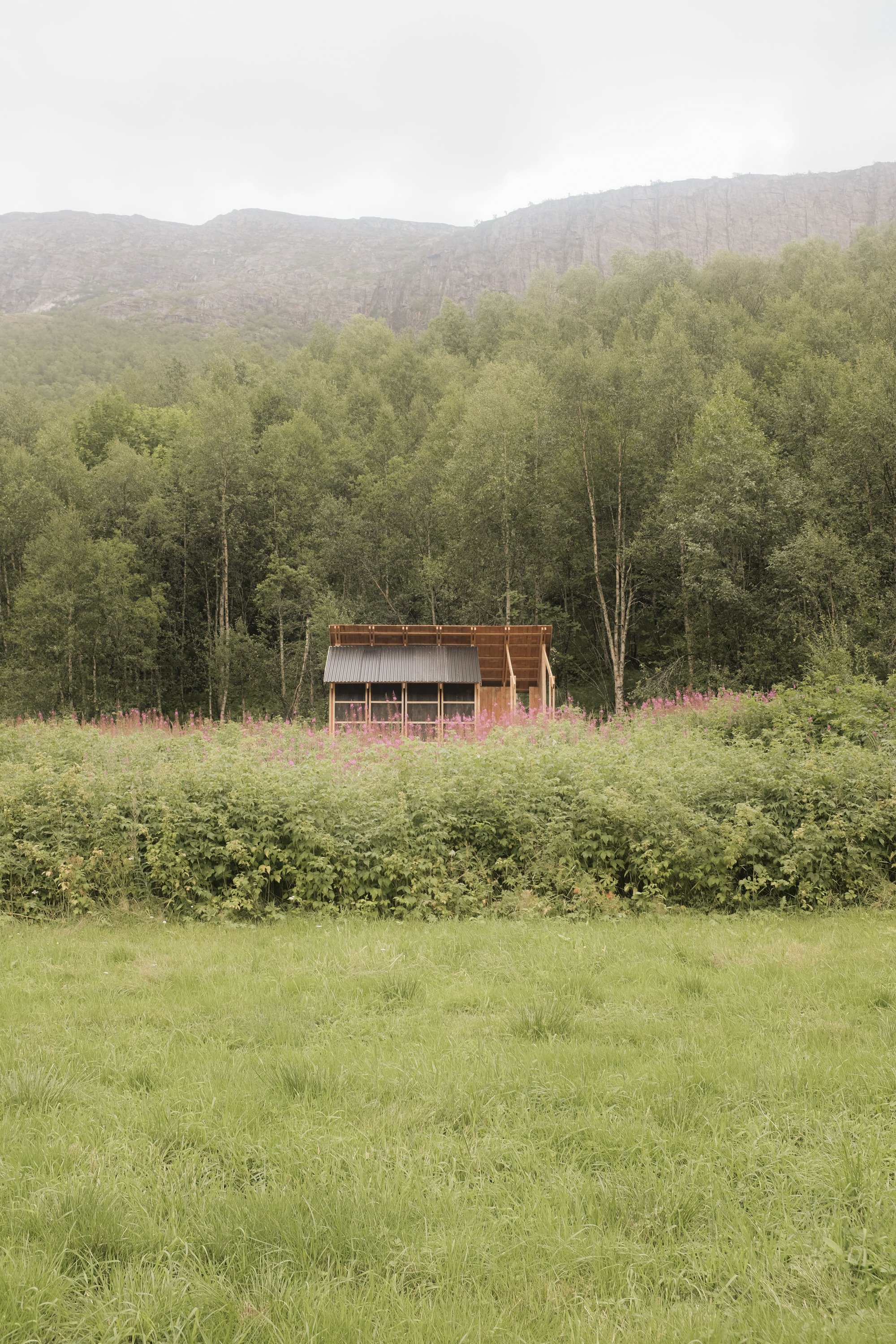 Gløde: A Fireplace Shelter Glowing in Norwegian Birch