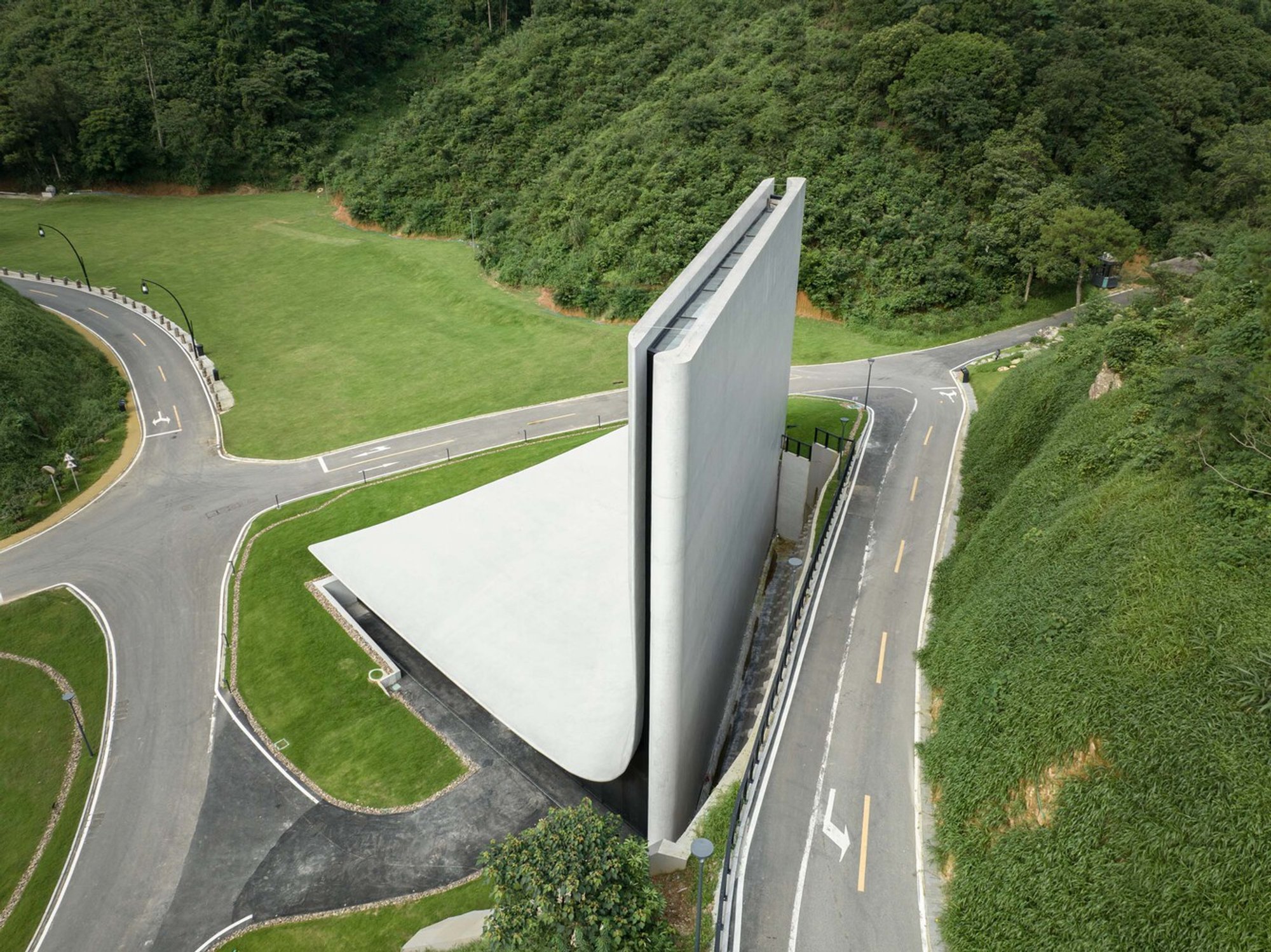 Library in the Valley: A Concrete Haven of Life and Light in Guangzhou