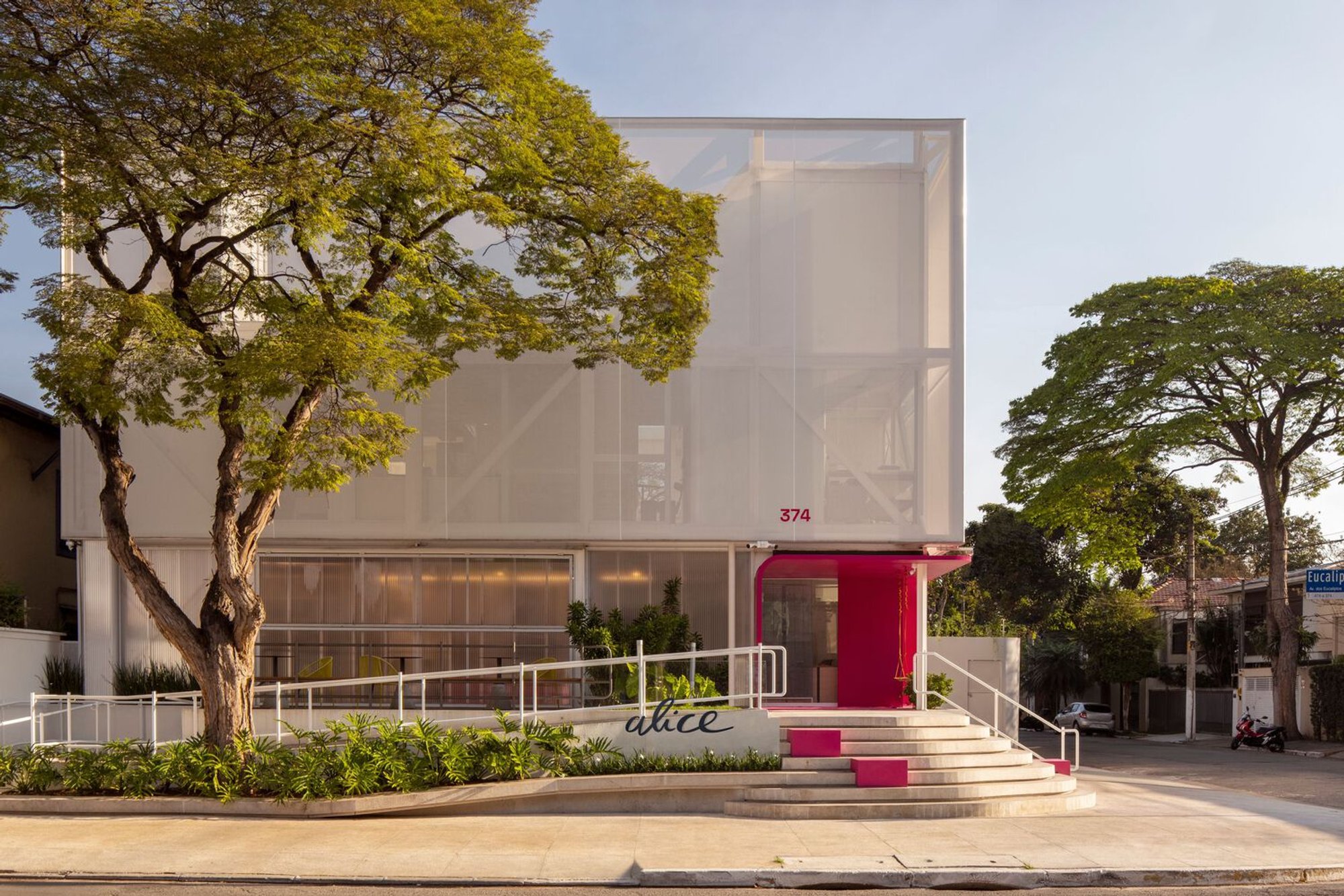 Alice II Office: A Biophilic and Transparent Healthcare Workspace in Brazil