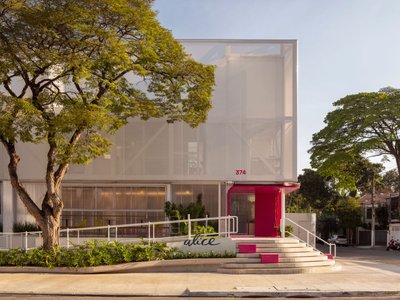 Alice II Office: A Biophilic and Transparent Healthcare Workspace in Brazil