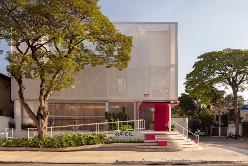 Alice II Office: A Biophilic and Transparent Healthcare Workspace in Brazil