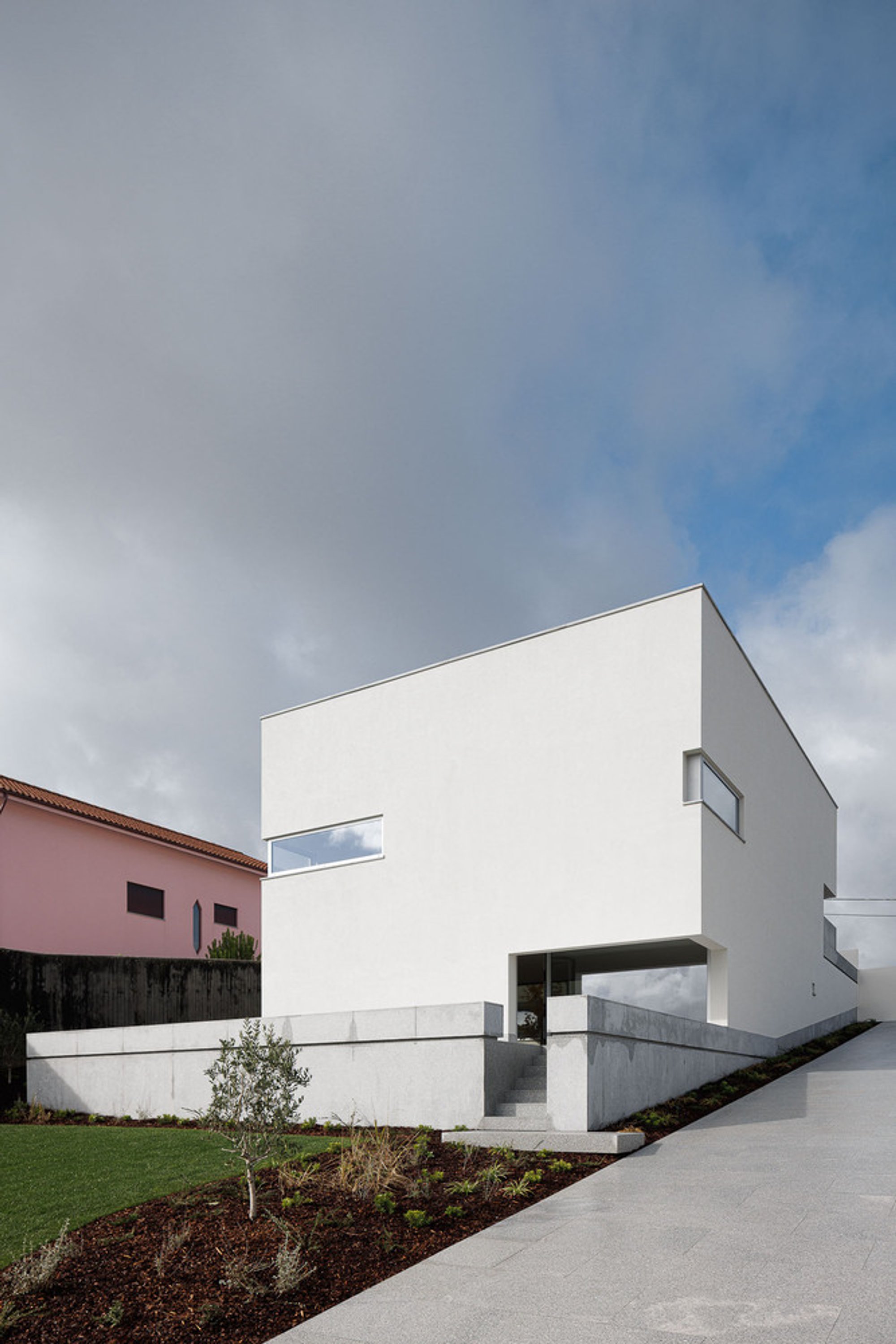 House in Santa Marinha: Innovative Multi-Entrance Residential Design by Helder da Rocha Arquitectos