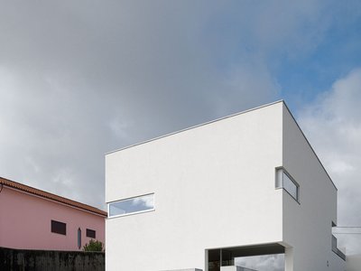 House in Santa Marinha: Innovative Multi-Entrance Residential Design by Helder da Rocha Arquitectos