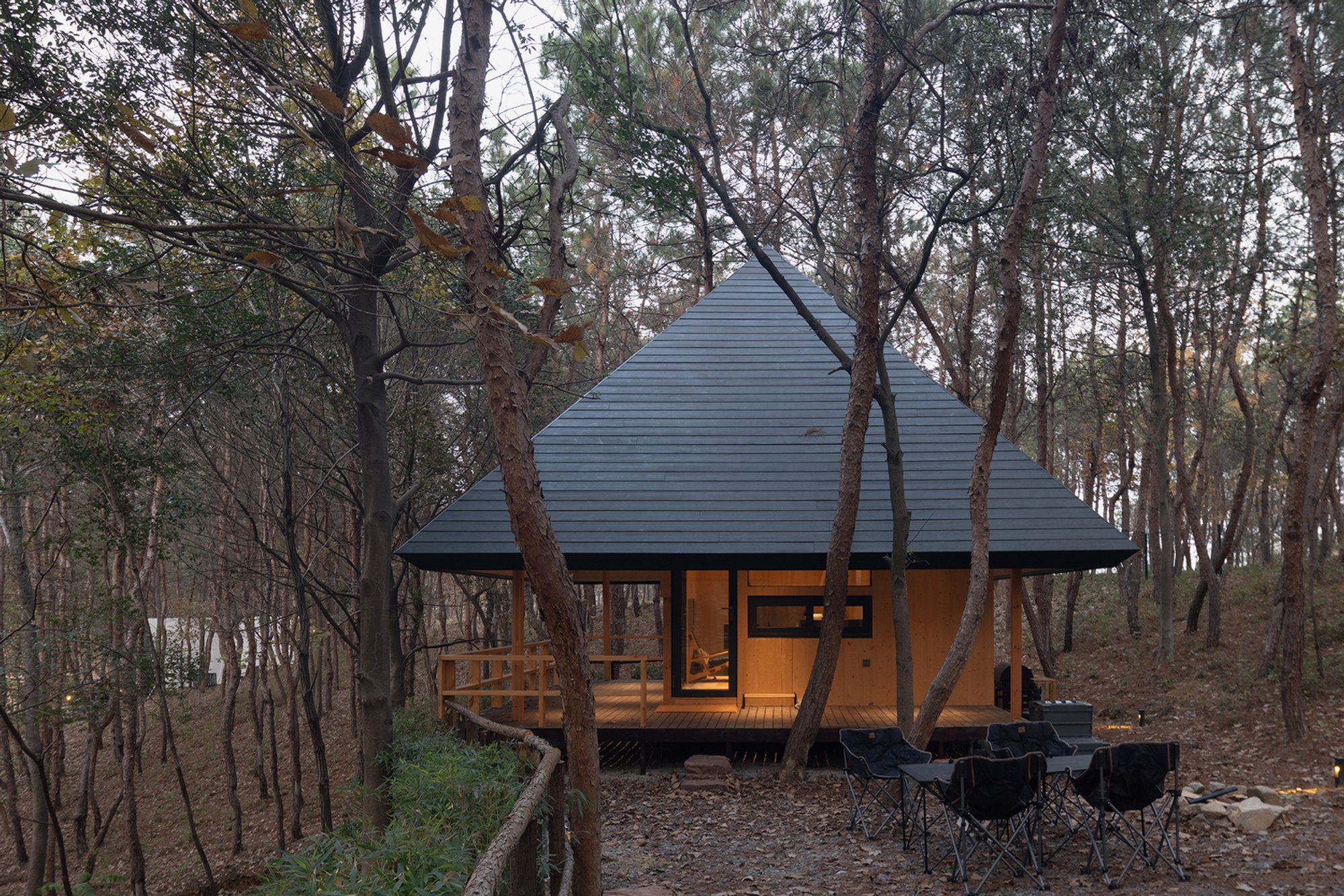 The Pyramid Cabin: A Prefabricated Wilderness Retreat in Huanggang, China