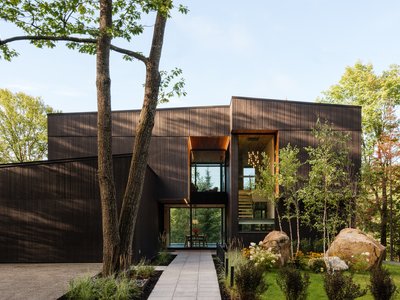 The Break Residence by MU Architecture: A Sculptural Lakeside Retreat Rooted in Nature