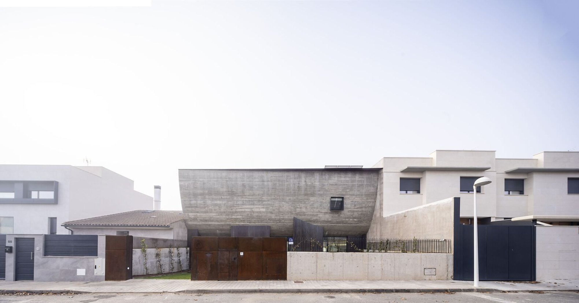 NAU House by MUKA Arquitectura: Innovative Urban Dwelling in Ciudad Real, Spain