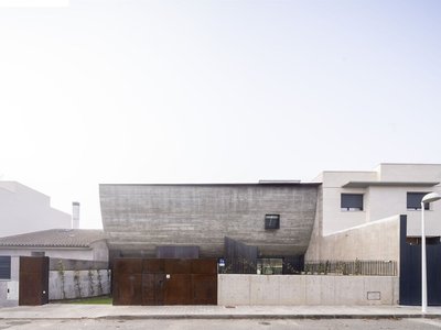 NAU House by MUKA Arquitectura: Innovative Urban Dwelling in Ciudad Real, Spain