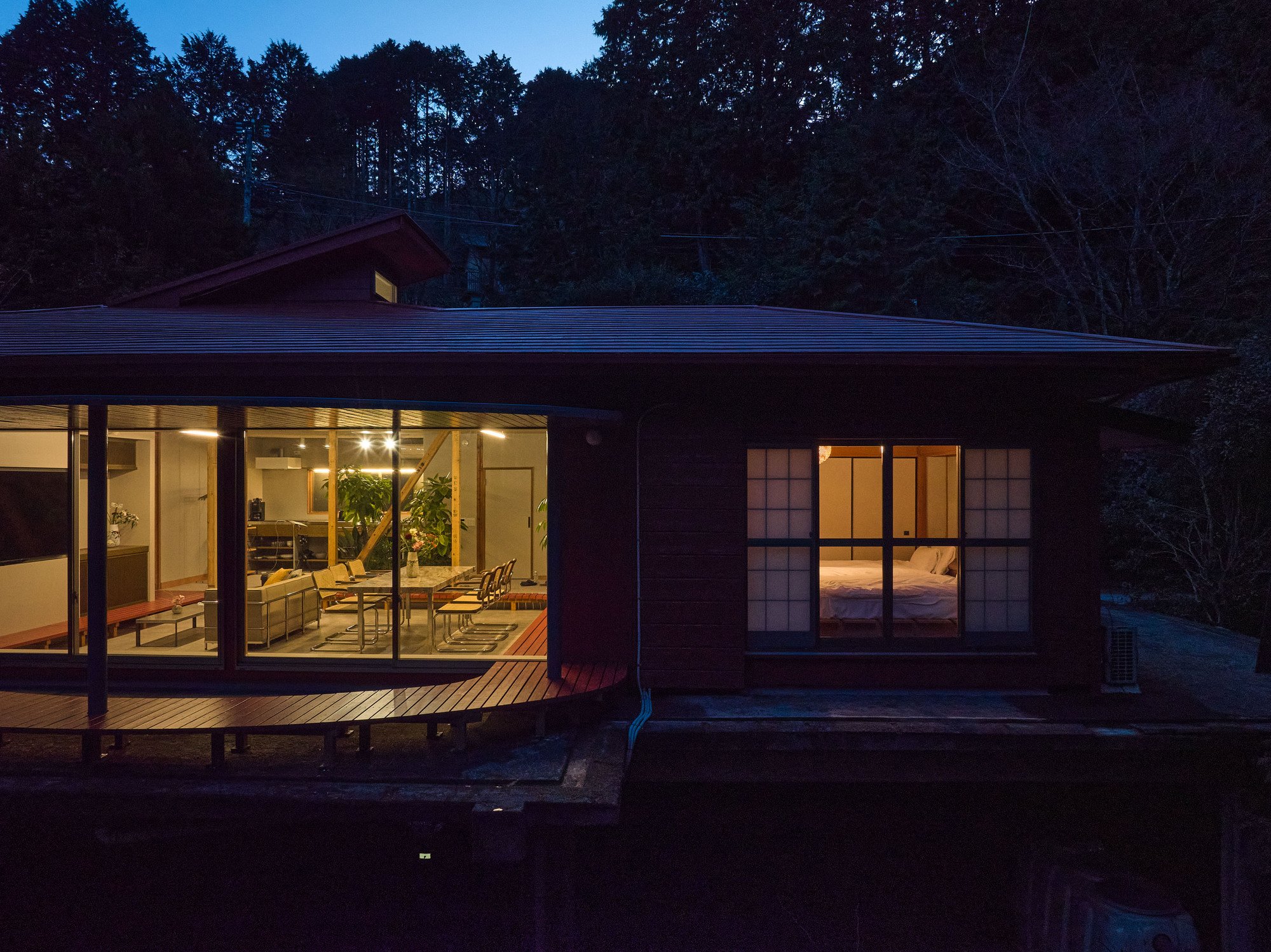A Hakone House Where the Engawa Never Ends