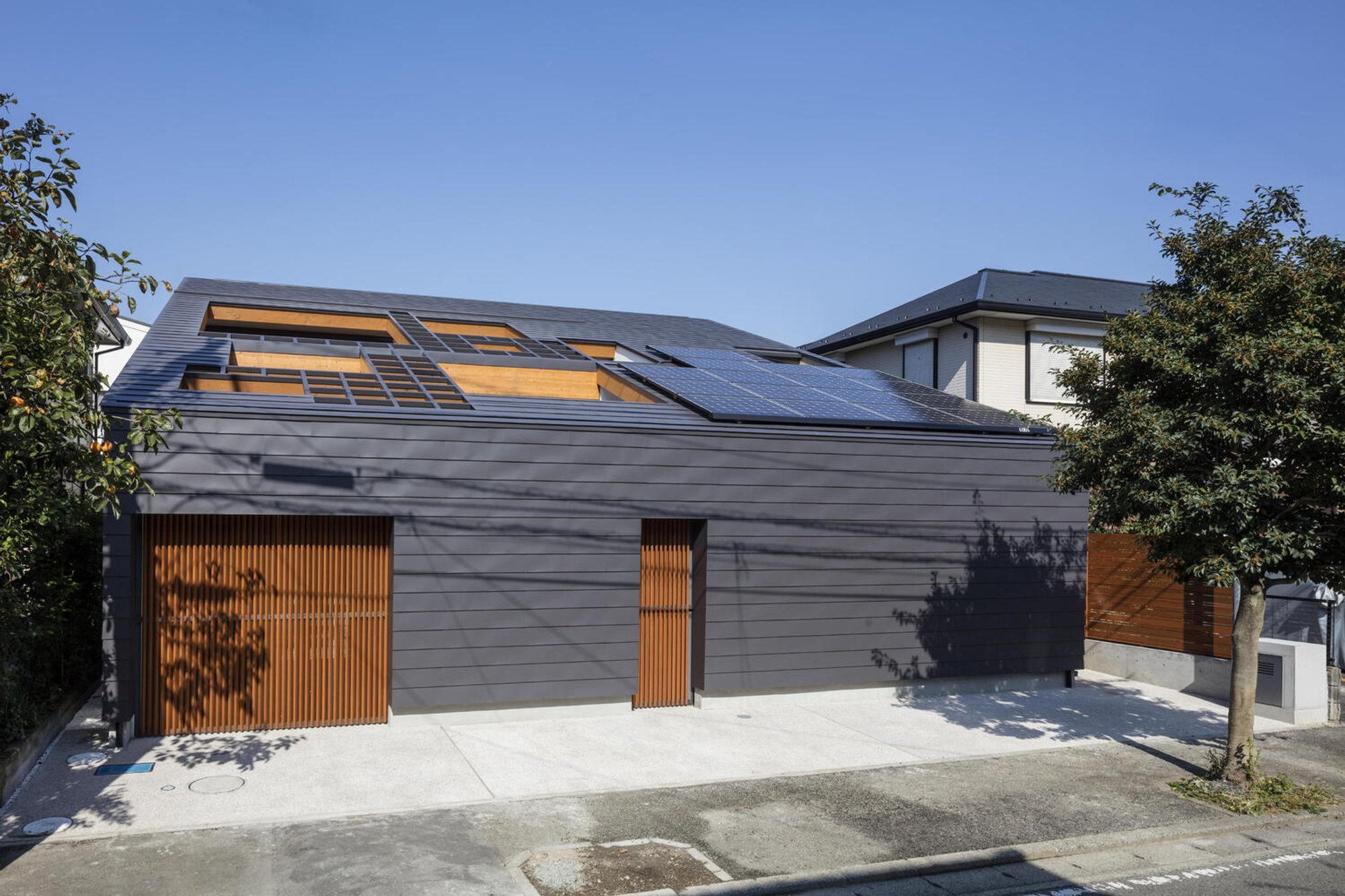 Shade Court House by Shinsuke Fujii Architects: A Seamless Indoor-Outdoor Living Experience in Kanagawa