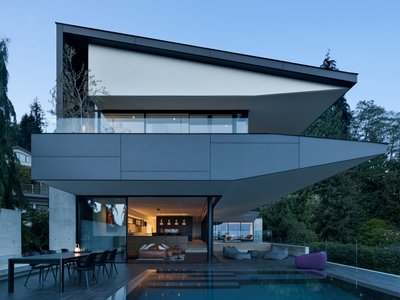 Eaves House: Contemporary Modern Living in West Vancouver